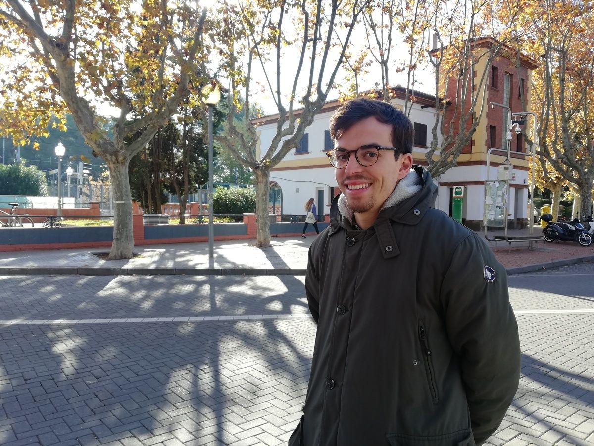 Pantaleoni ha aconseguit fer una xarxa de veïns per recollir brossa als boscos de Bellaterra. FOTO: Toni Alfaro