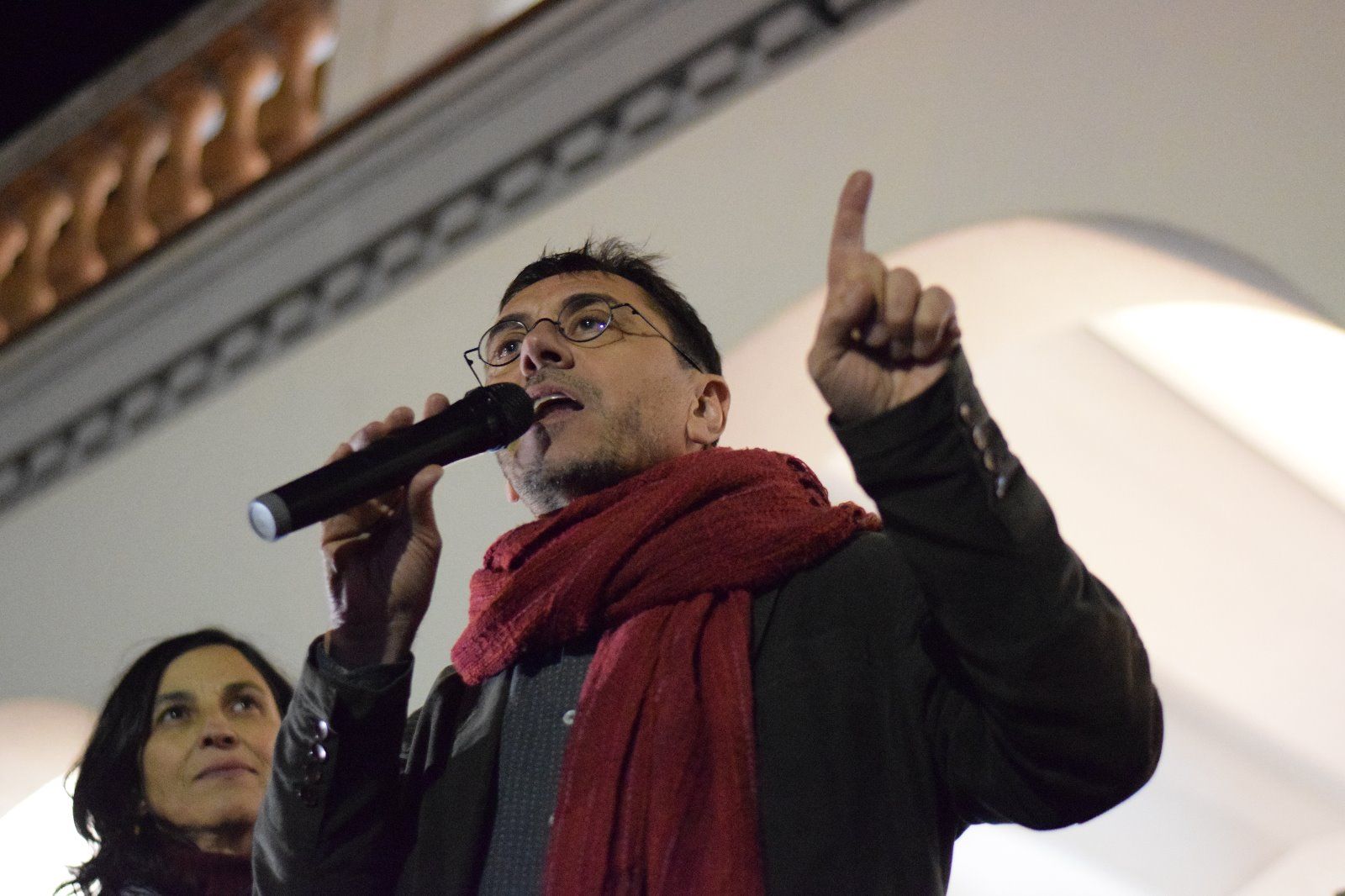 Juan Carlos Monedero a la plaça de l'Abat Oliba durant l'acte organitzat per Podem Cerdanyola / FOTO: Ariadna España 