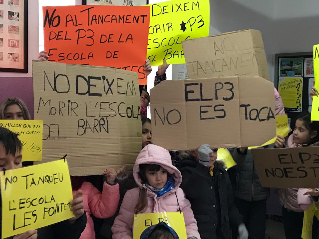 Alumnes protesten contra el tancament del curs de P3. FOTO: Mónica García