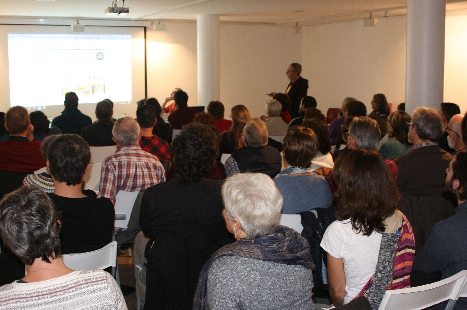 Imatge d'una de les trobades sobre habitatge cooperatiu a Cerdanyola. FOTO: Cedida