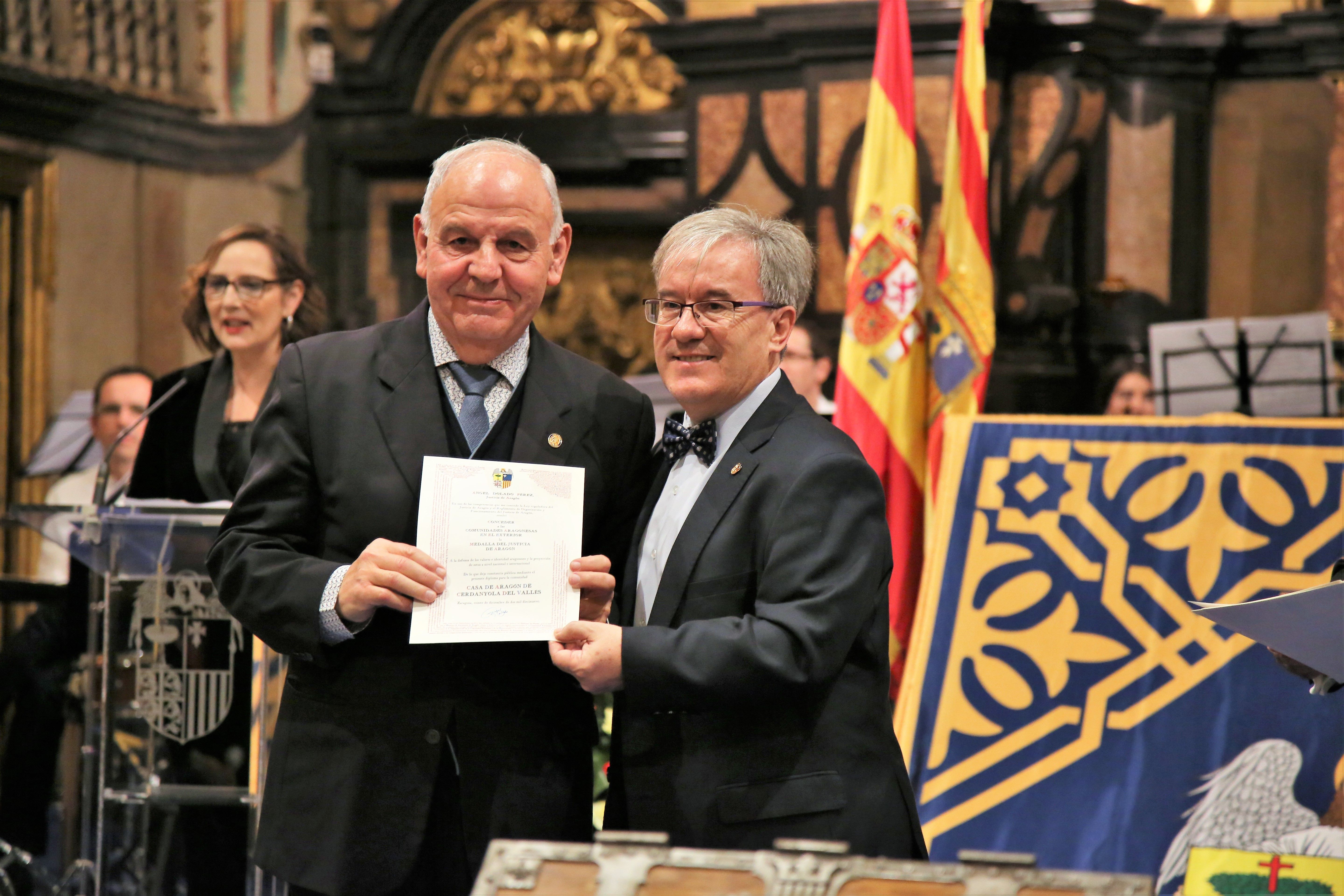 José Aguayos i Ángel Dolado durant l'entrega del diploma. FOTO: Cedida