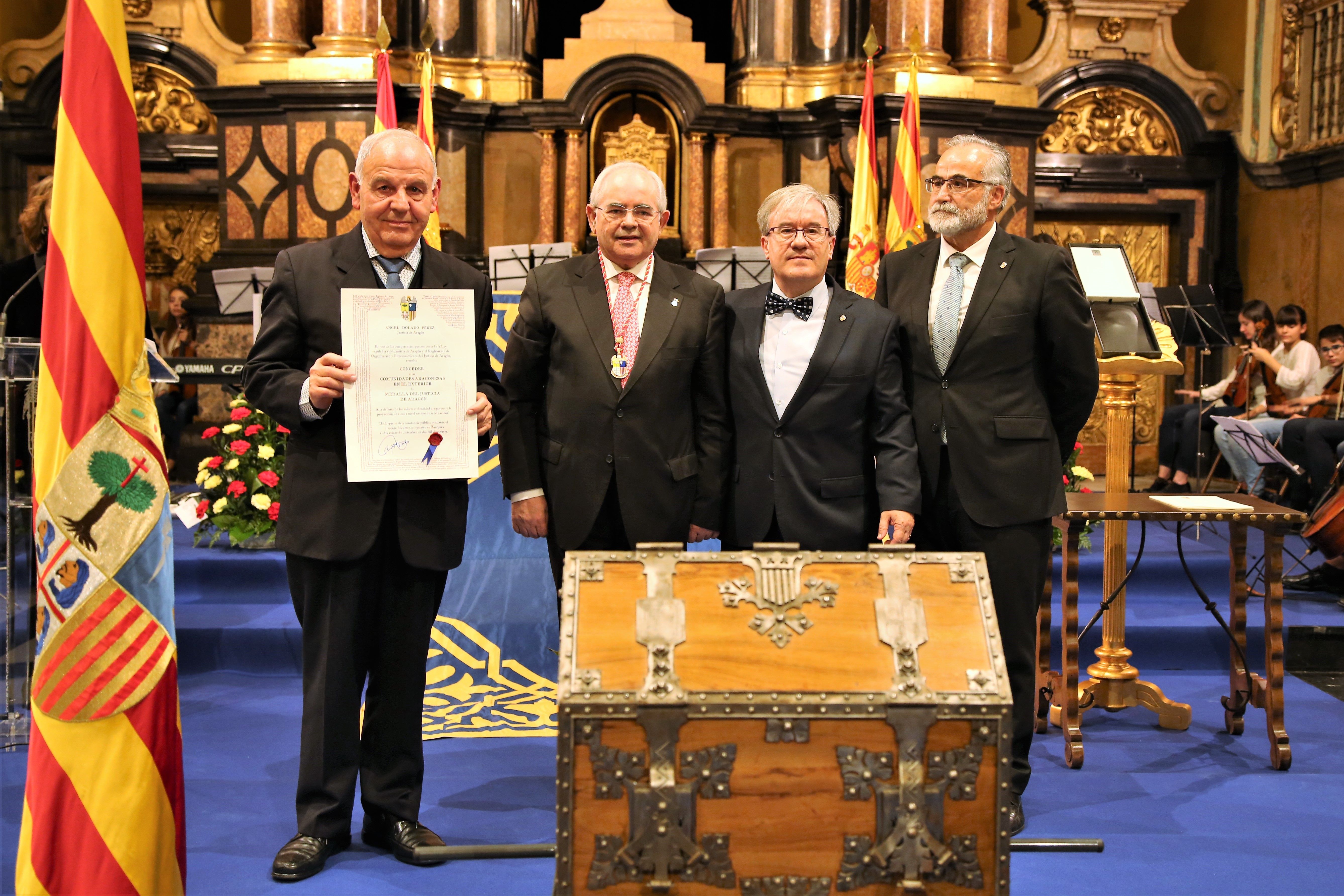 Moment de l'entrega del Diploma d'Honor del Justicia de Aragón. FOTO: Cedida