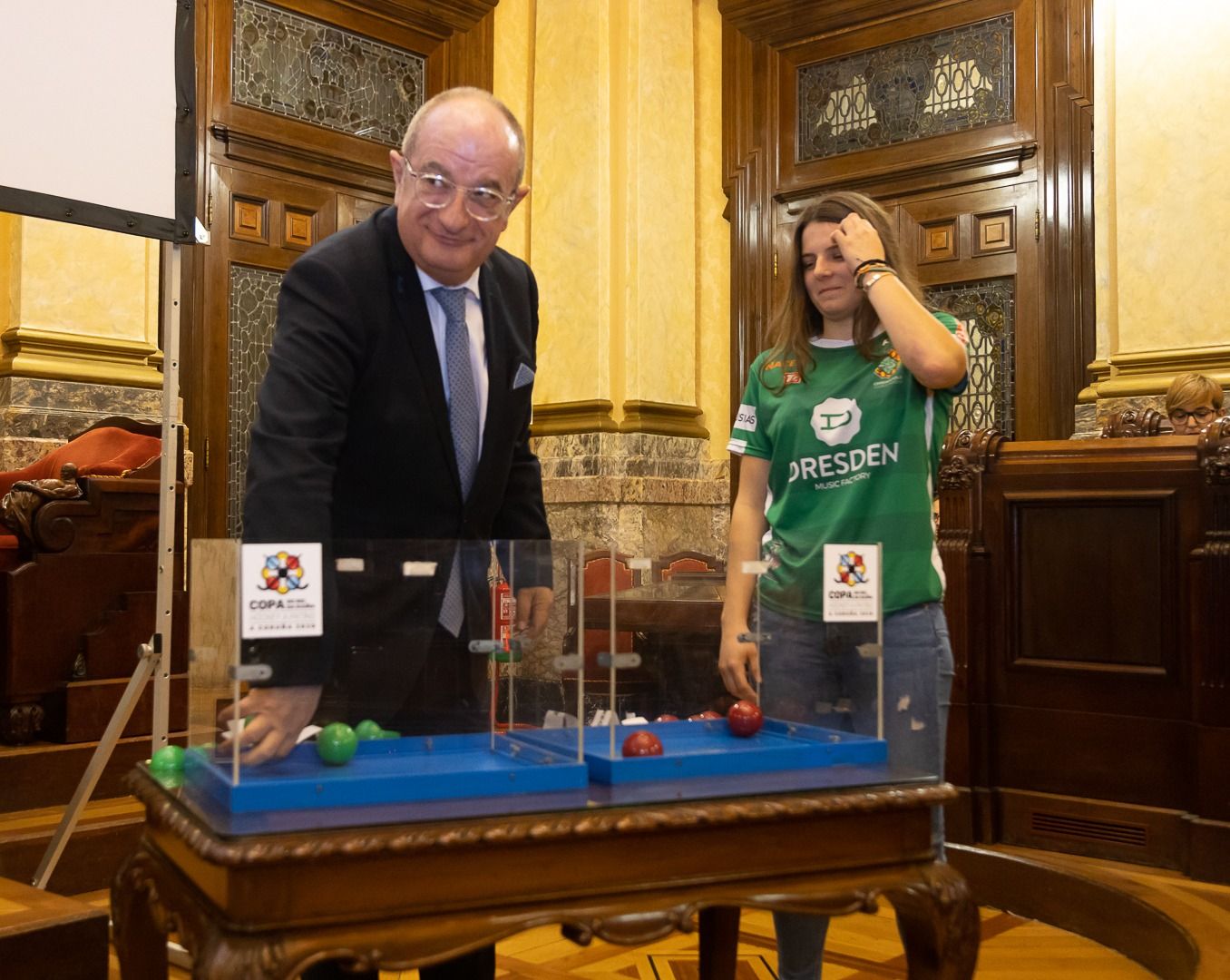 El president de la Federación Española de Patinaje, Carmelo Paniagua, i la jugadora del Cerdanyola CH, Gemma Solé. FOTO: Manu Boutureira El president de la Federación Española de Patinaje, Carmelo Paniagua, i la jugadora del Cerdanyola CH, Gemma Solé. FOTO: Manu Boutureira