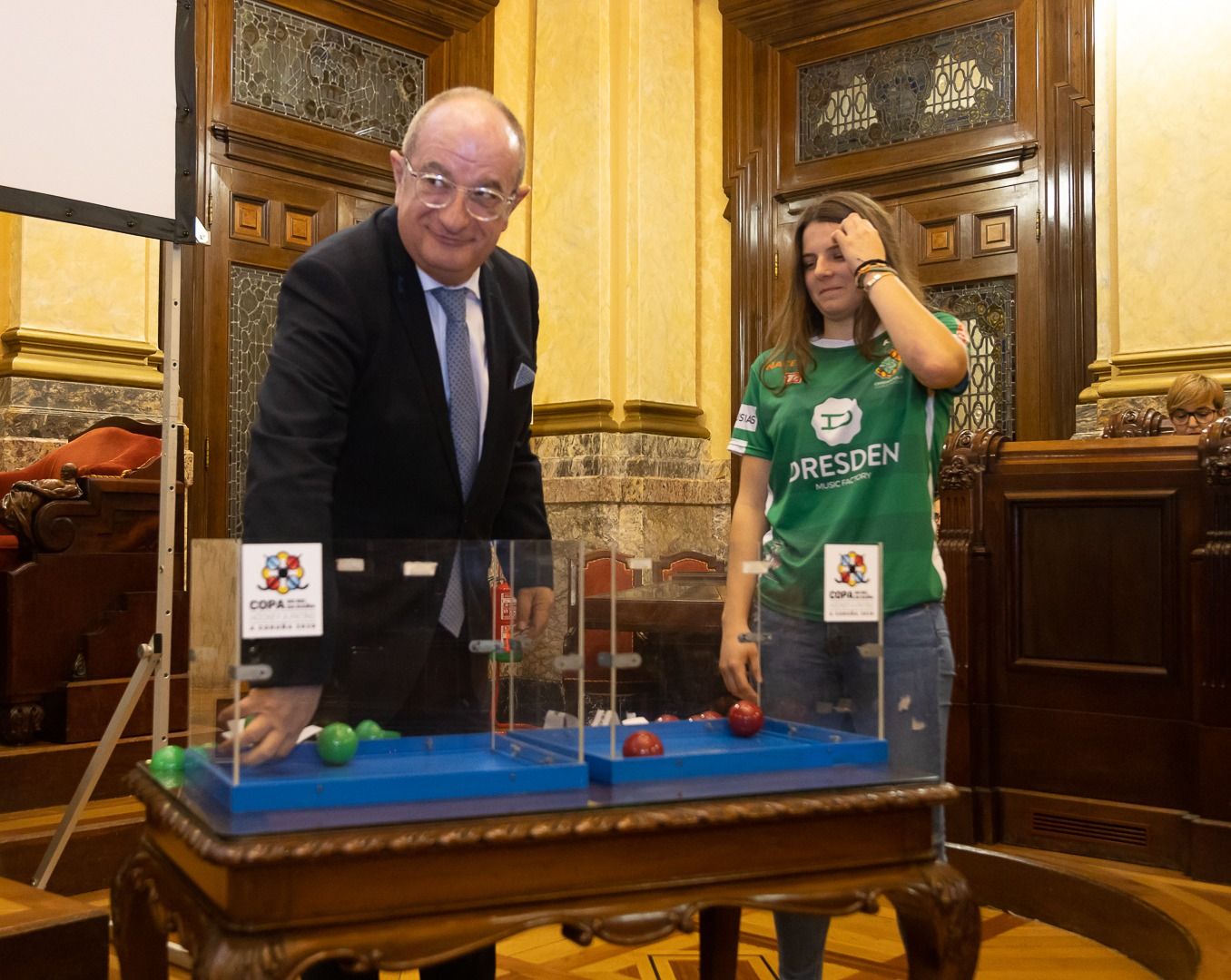 El president de la Federación Española de Patinaje, Carmelo Paniagua, i la jugadora del Cerdanyola CH, Gemma Solé. FOTO: Manu Boutureira