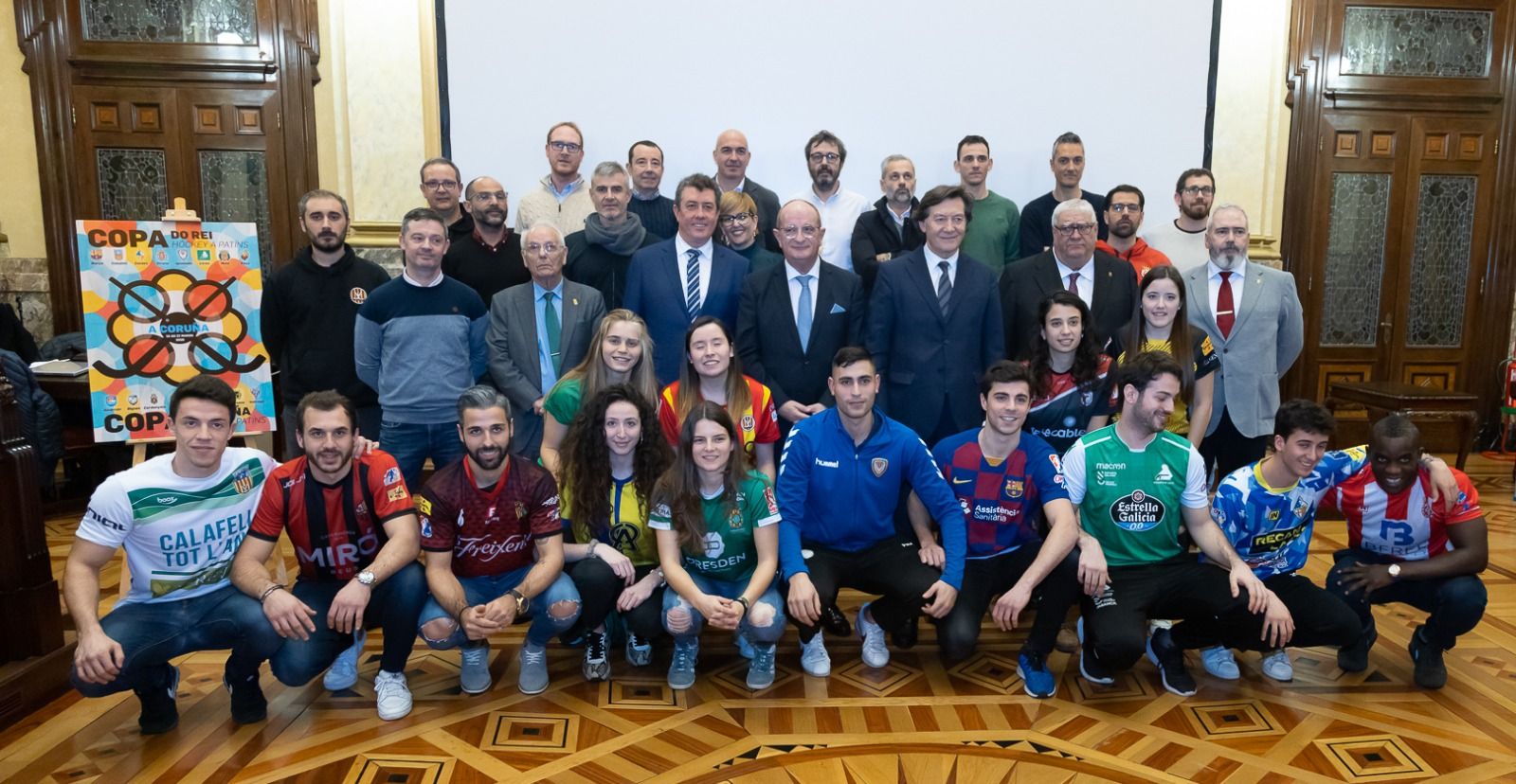 Els jugadors i jugadores, entrenadors i autoritats durant el sorteig a La Corunya. FOTO: Manu Boutureira