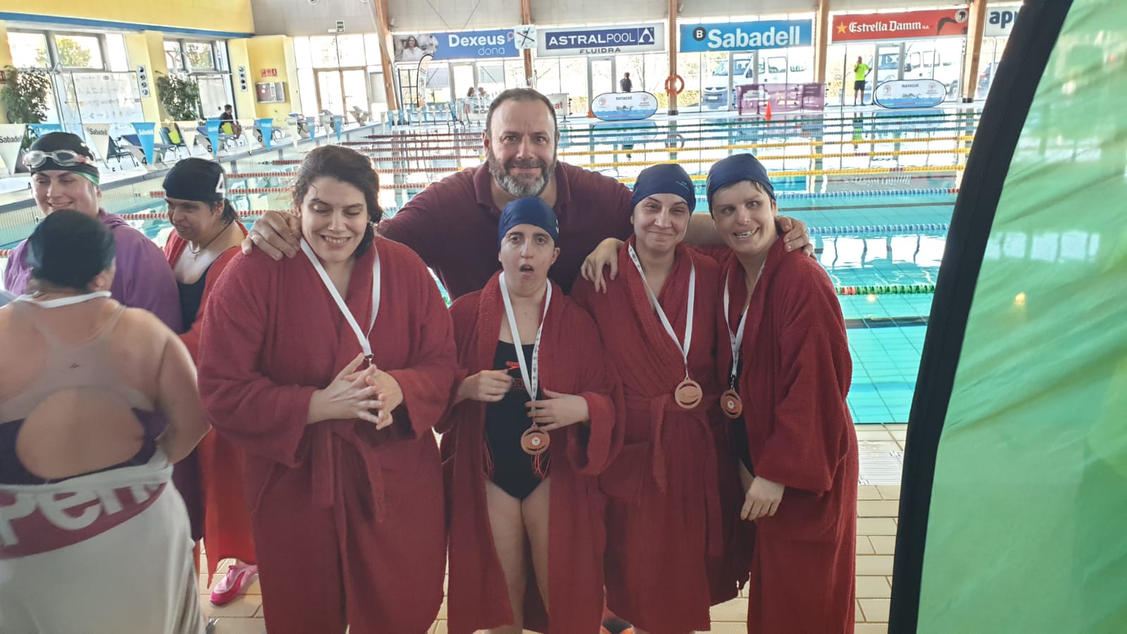 Alguns dels esportistes d'ASPADI amb Gabriel Ortega. FOTO: Cedida