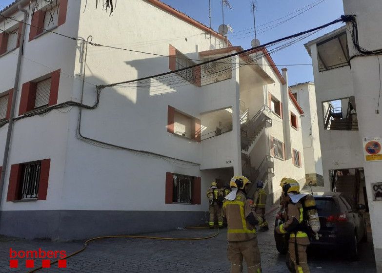 L'incendi s'ha produït als baixos d'un edifici al carrer de Víctor Català. FOTO: Bombers