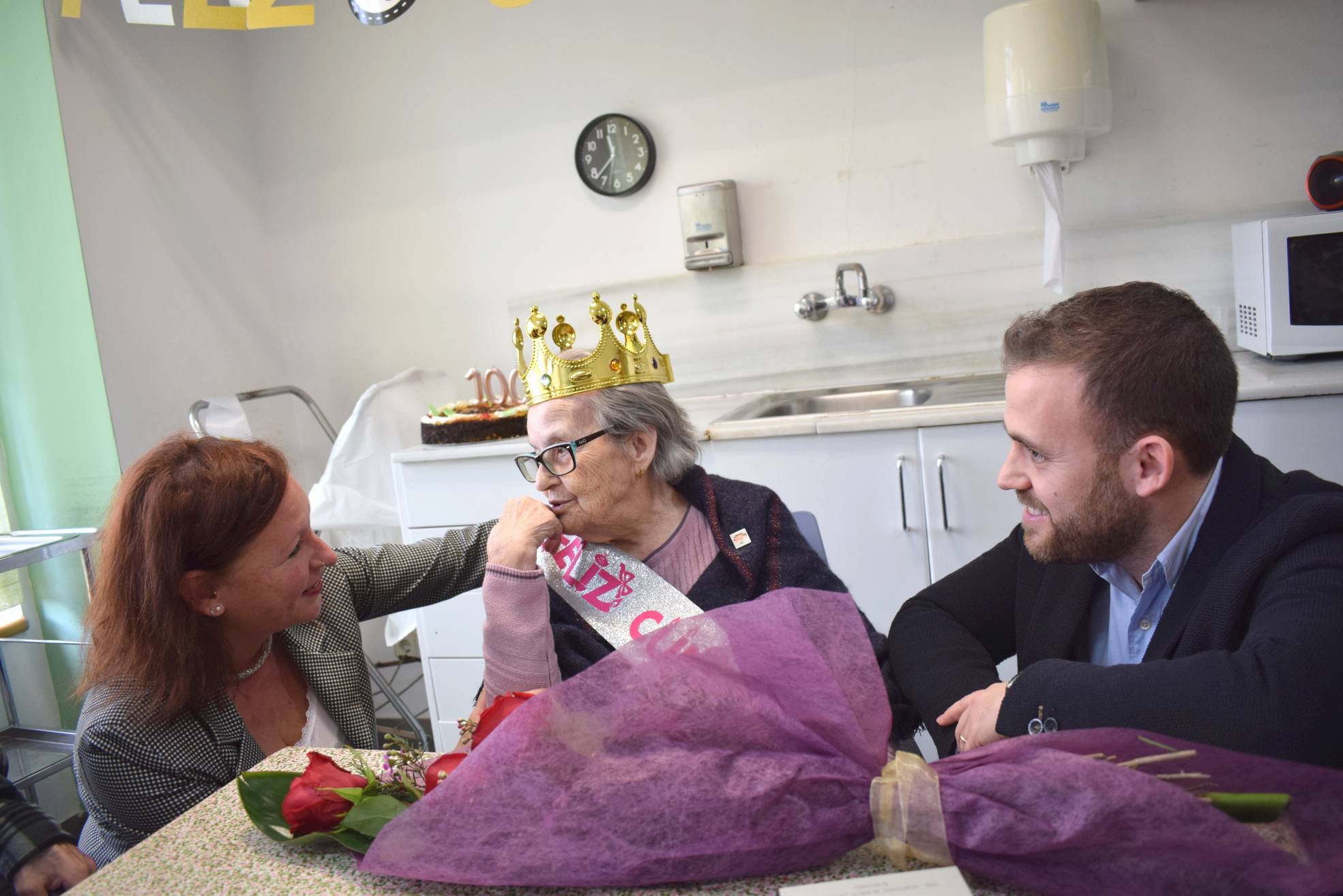 Remedios Blanco, al centre, acompanyada de l'alcalde Carlos Cordón i la regidora Carme Arché. FOTO: Ajuntament de Cerdanyola