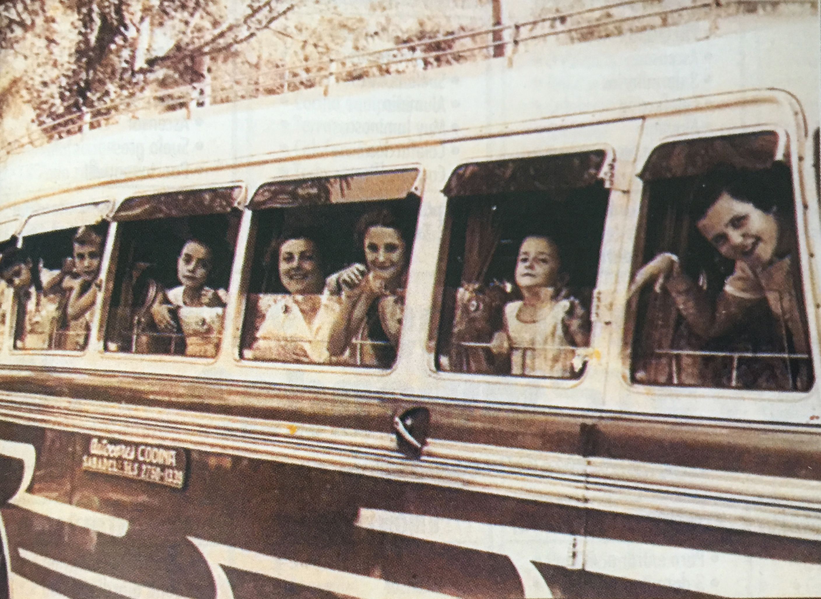 Excursió d'alumnes de l'escola Mare de Deu del Roser, als anys 60. FOTO: Arxiu del TOT