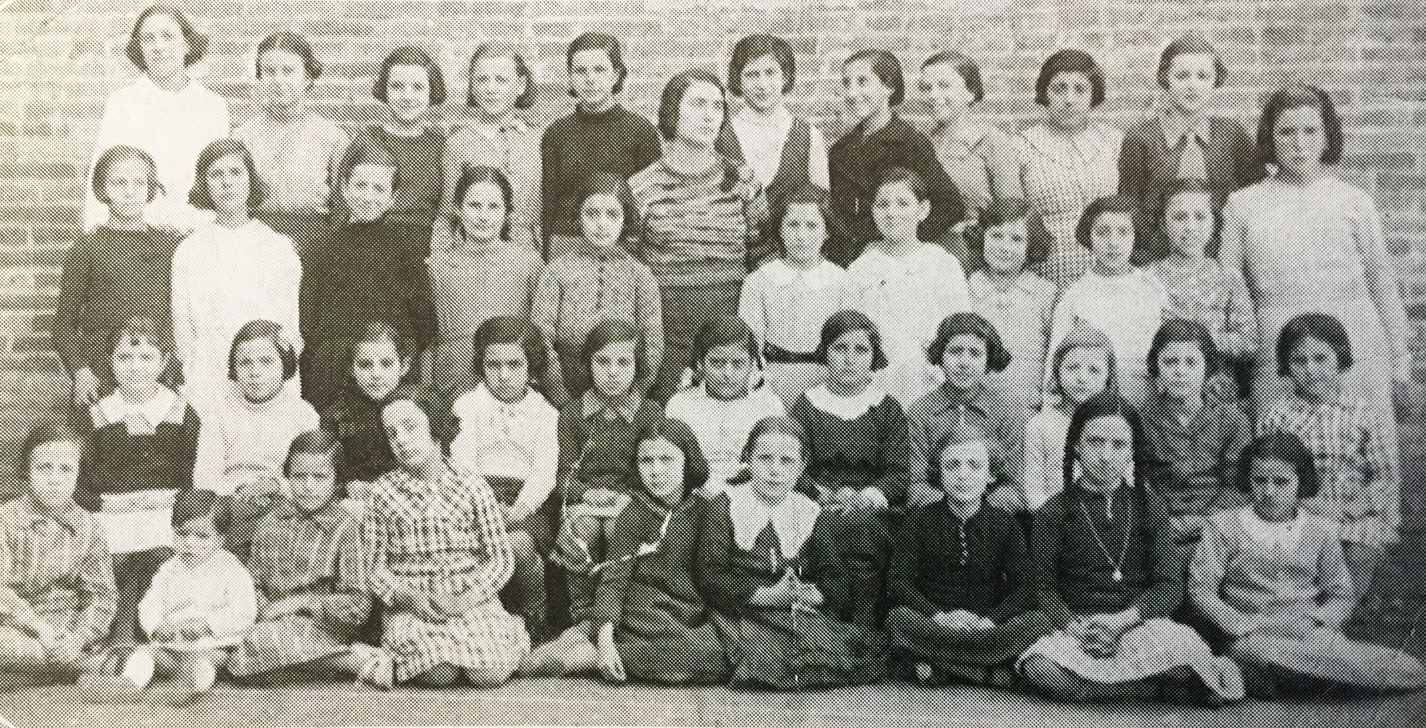 Alumnes de Les Escoles, l'any 1935. Publicada pel TOT Cerdanyola al 1994. Cedida per Núria Xufé