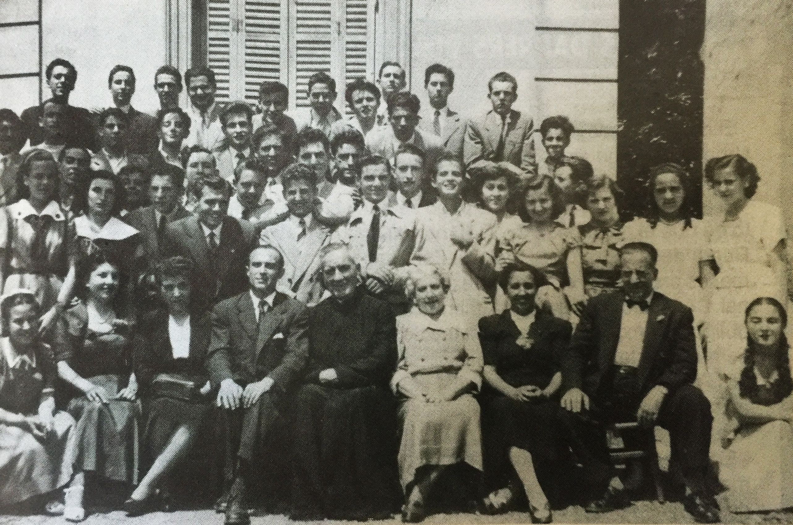 Alumnes i professors de la Institució Escolar Virio als anys 50.  