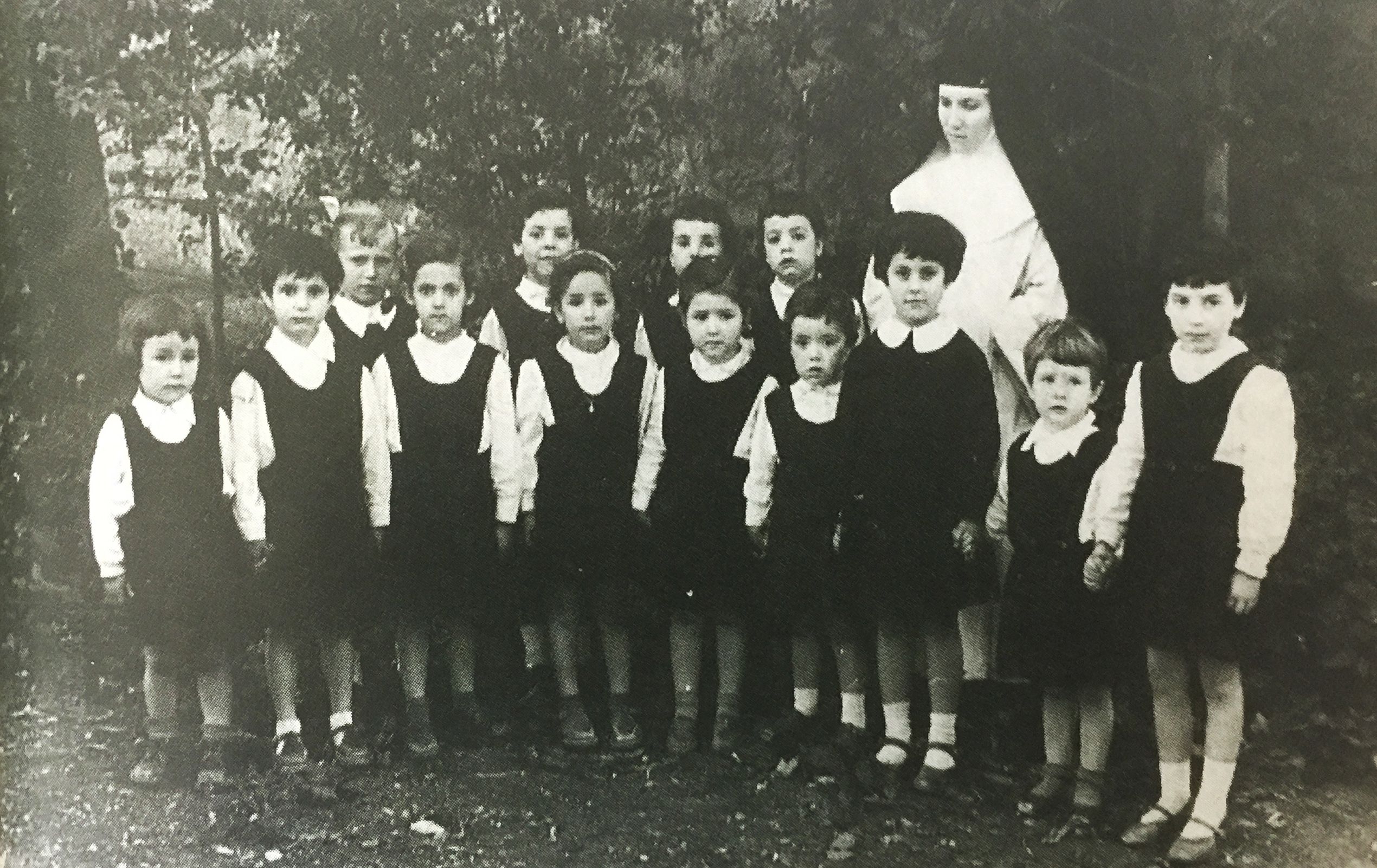 Alumnes del Col·legi Anunciata amb la germana Ana María l'any 1958. Publicada al TOT Cerdanyola, 325. FOTO:  Cedida per Maria Dolors Mas Grau