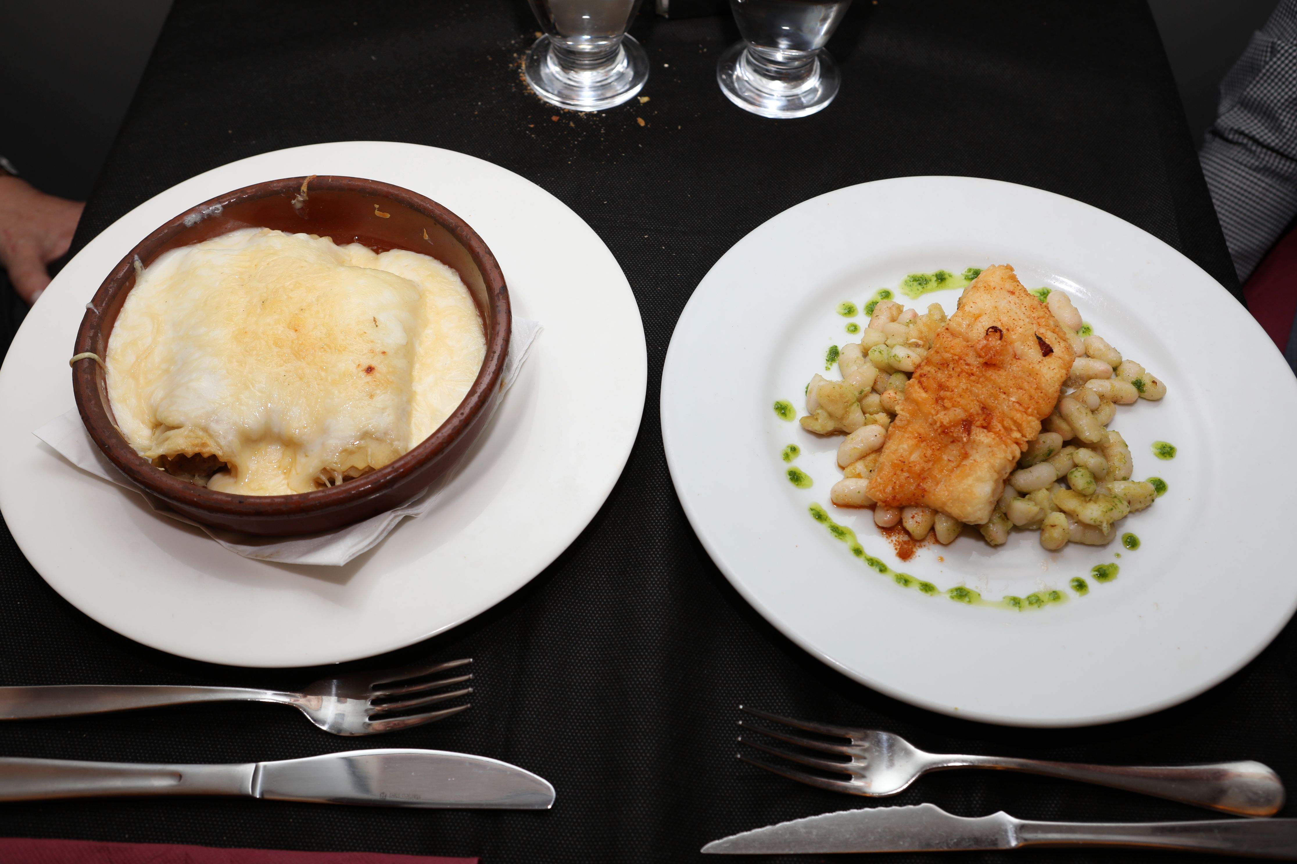 Dos plats de bacallà al Bar Grau. FOTO: Lali Álvarez