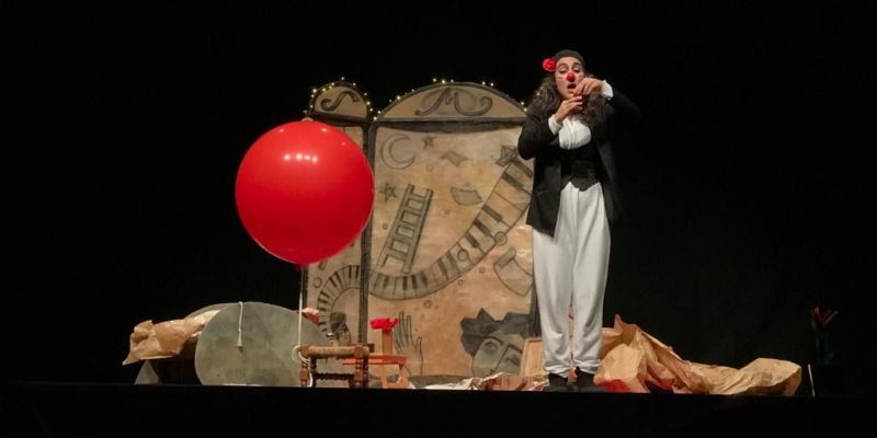 Moment de l'obra 'El Globus Vermell' Moment de l'obra 'El Globus Vermell'