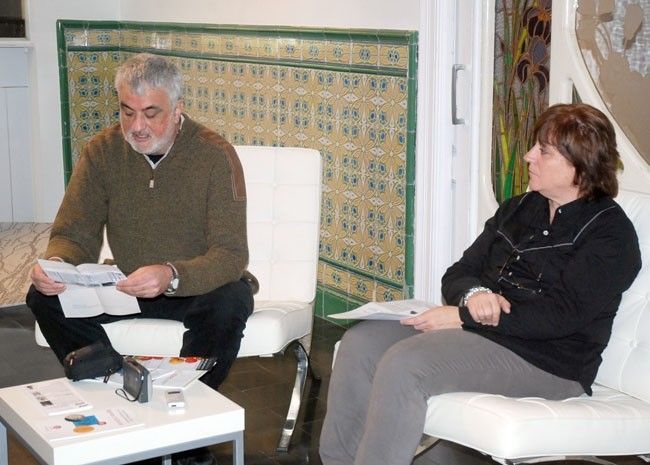 Orlando Barrial, a l'esquerra, durant un acte a Cerdanyola. FOTO: Cerdanyola.info