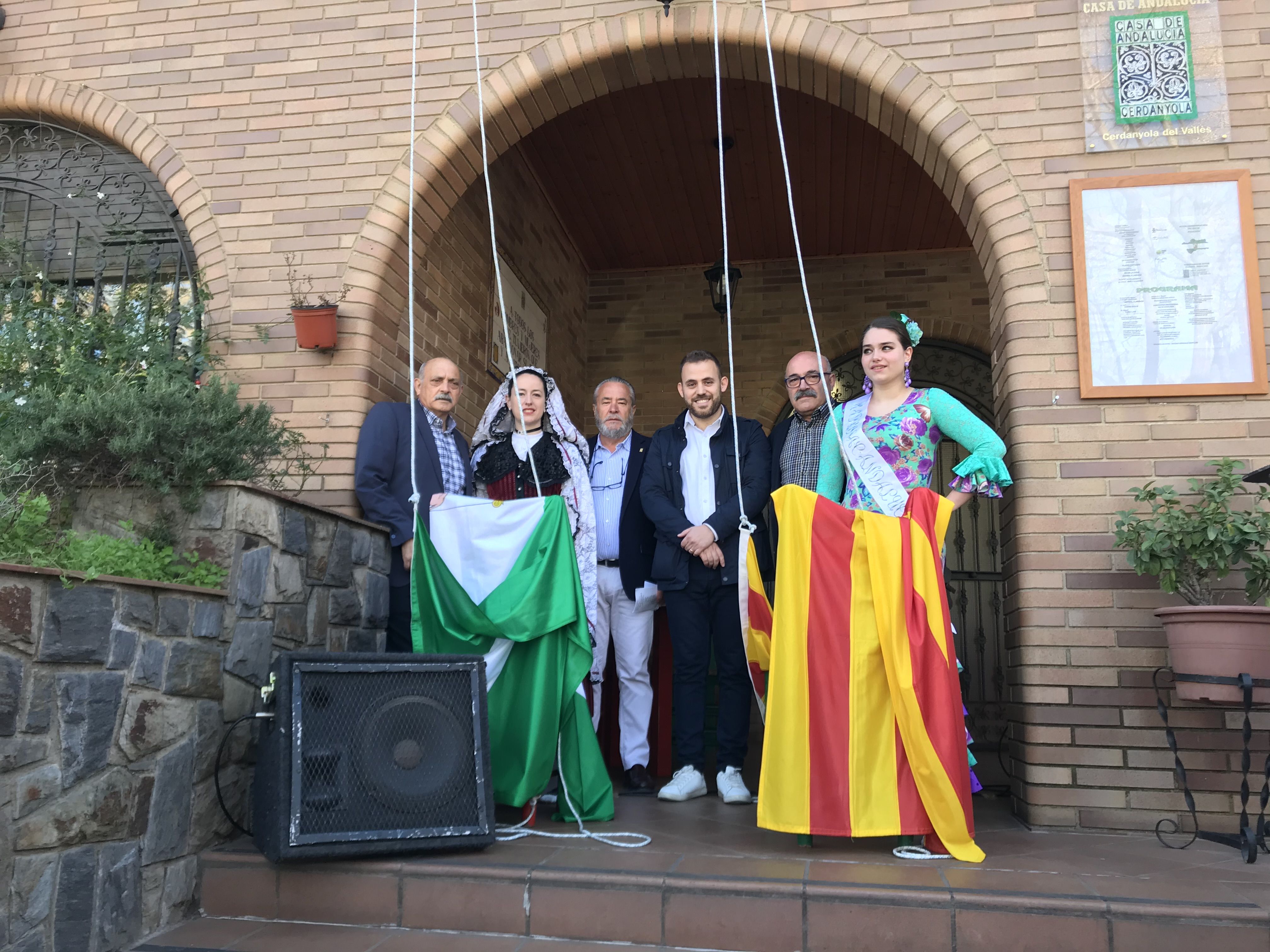 Membres de la Casa de Andalucía i l'alcalde Carlos Cordón