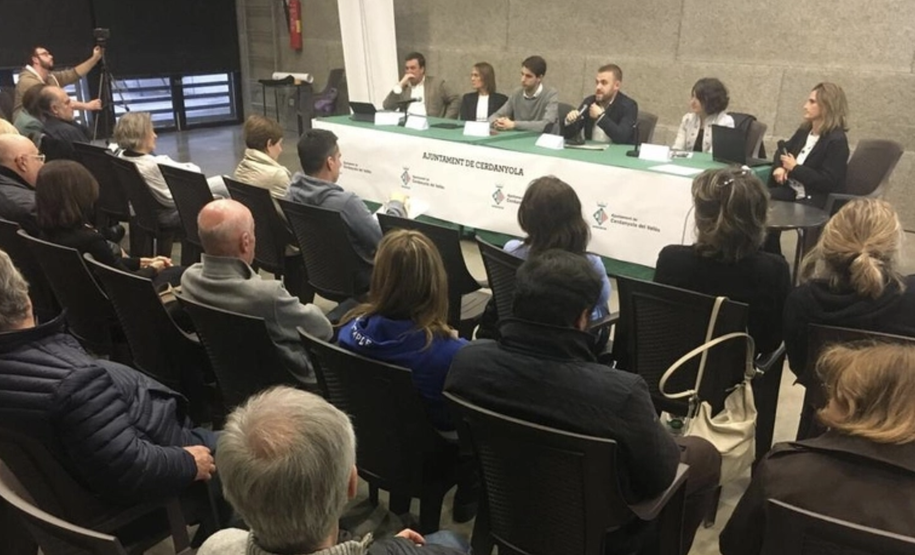 L'alcalde Carlos Cordón respon a les preguntes durant la reunió amb els veïns. FOTO: Bellaterra Diari