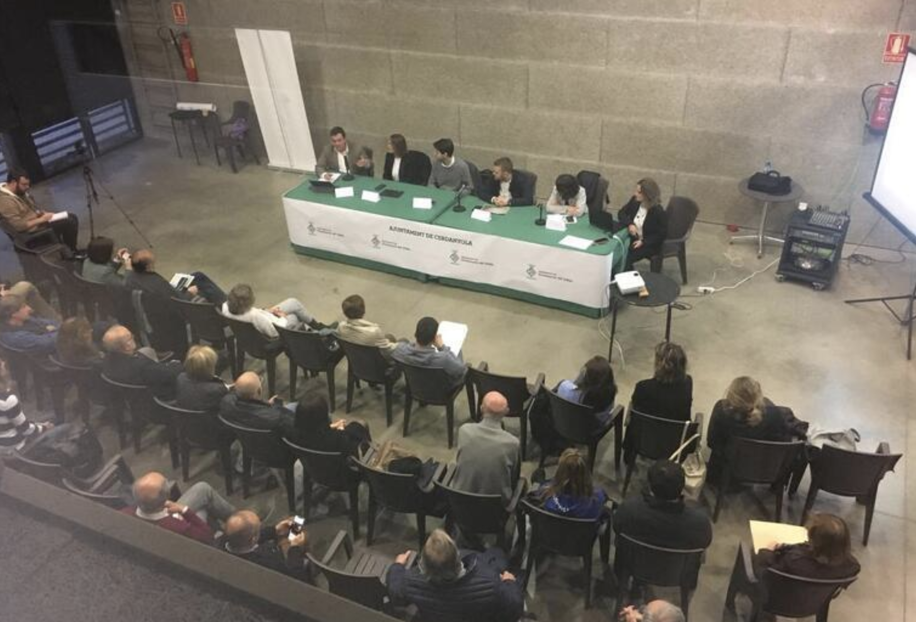 El Centre Cívic va quedar ple de veïns i veÏnes interessats en assistir a la trobada. FOTO: Bellaterra Diari El Centre Cívic va quedar ple de veïns i veÏnes interessats en assistir a la trobada. FOTO: Bellaterra Diari