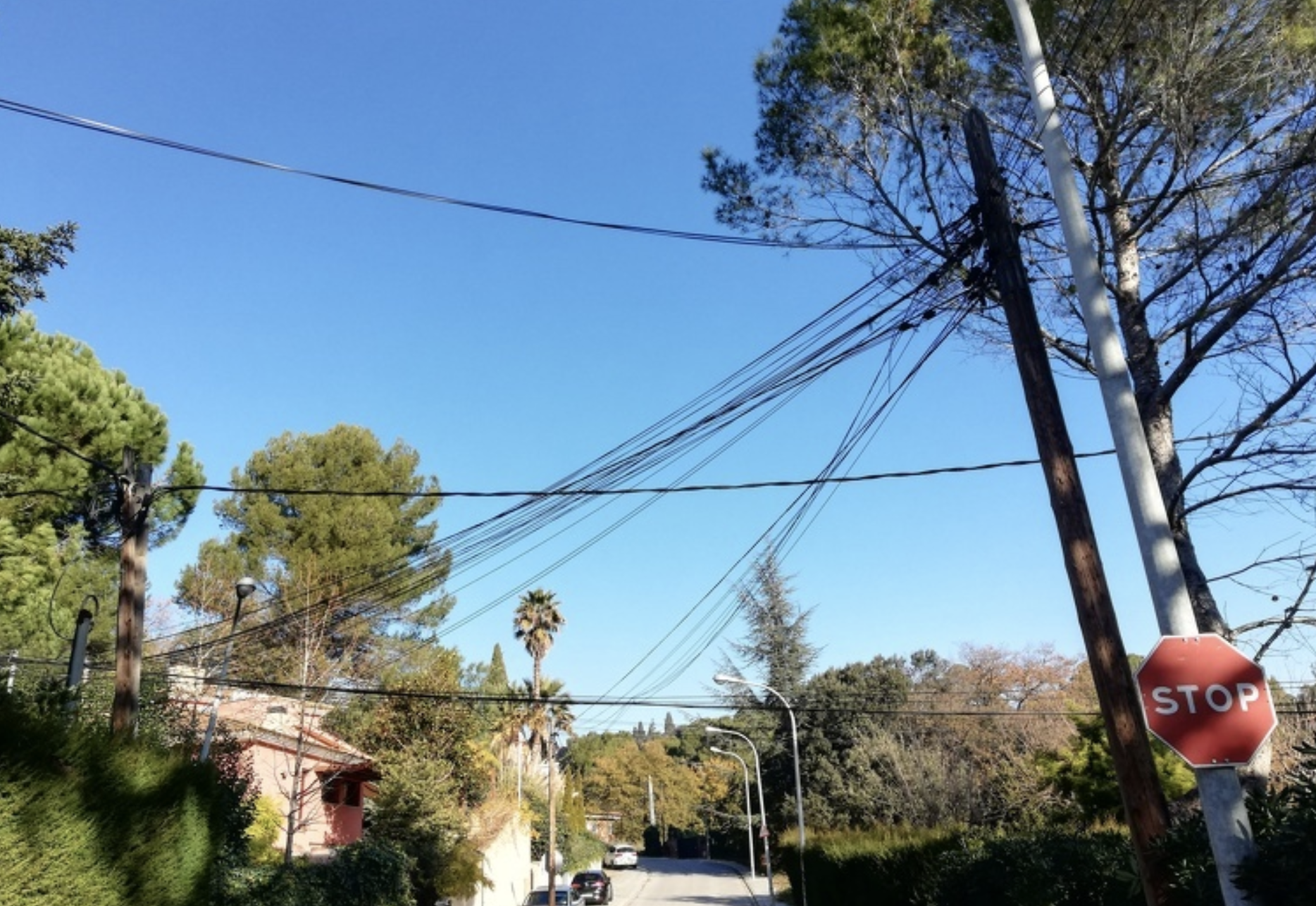 La pràctica totalitat del cablejat als carrers de Bellaterra penja de pals. FOTO: Toni Alfaro