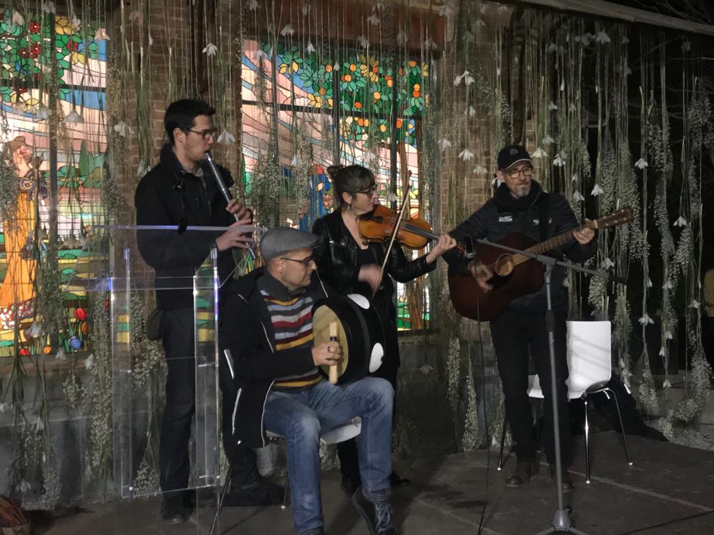 La música irlandesa va sonar en l'acte d'homenatge a Orlando Barrial. FOTO: Mónica GM