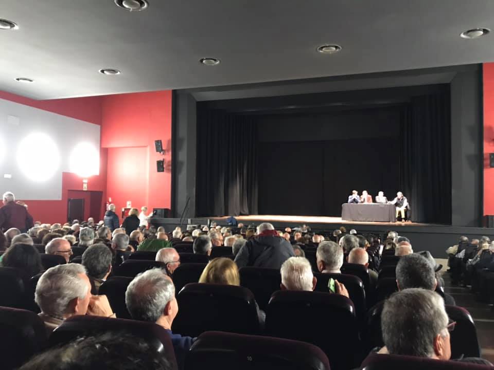 El Teatre Ateneu es va omplir en l'acte organitzat per l'AMB. FOTO: Mónica GM
