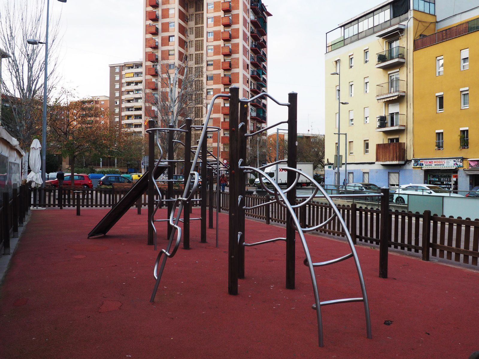 Parc infantil buit al centre de la ciutat. FOTO: Mónica García Moreno