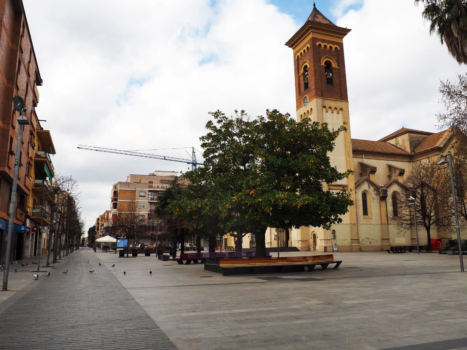 La plaça de l'Abat Oliba buida el diumenge 15 de març. FOTO: Mónica García Moreno