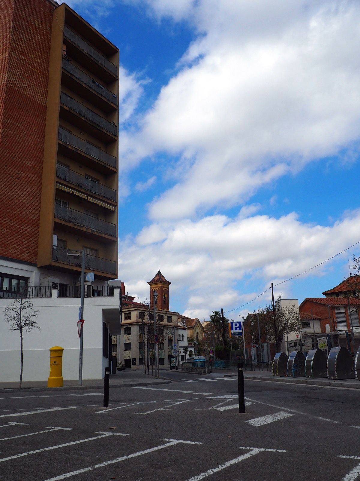 Els carrers s'han buidat i només queden els cerdanyolencs que van a treballar, comprar aliments o passejar el gos. FOTO: Mónica García Moreno