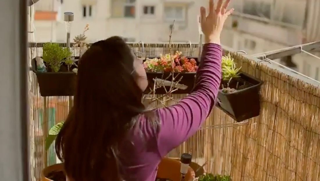 Eva Campos al balcó de casa seva / @platartistic