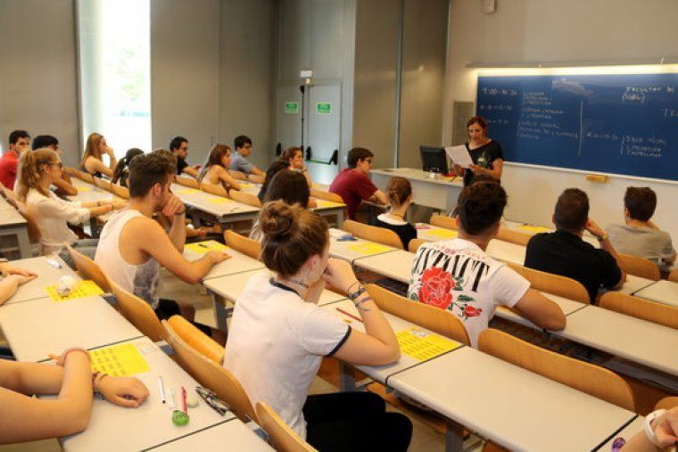 Estudiants examinant-se de la selectivitat. FOTO: Cedida