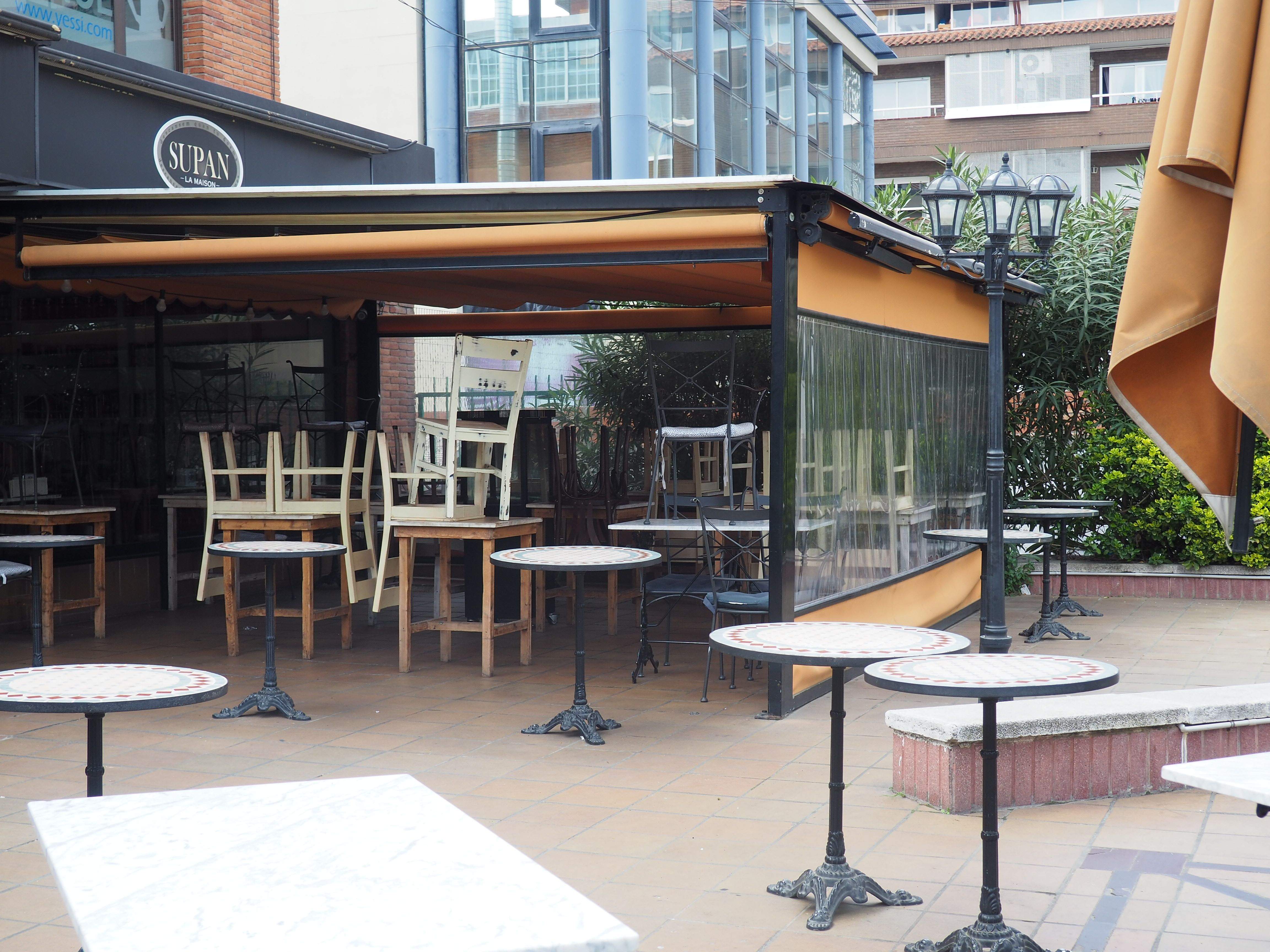 La terrassa d'una cafeteria tancada a Cerdanyola. FOTO: Mónica GM
