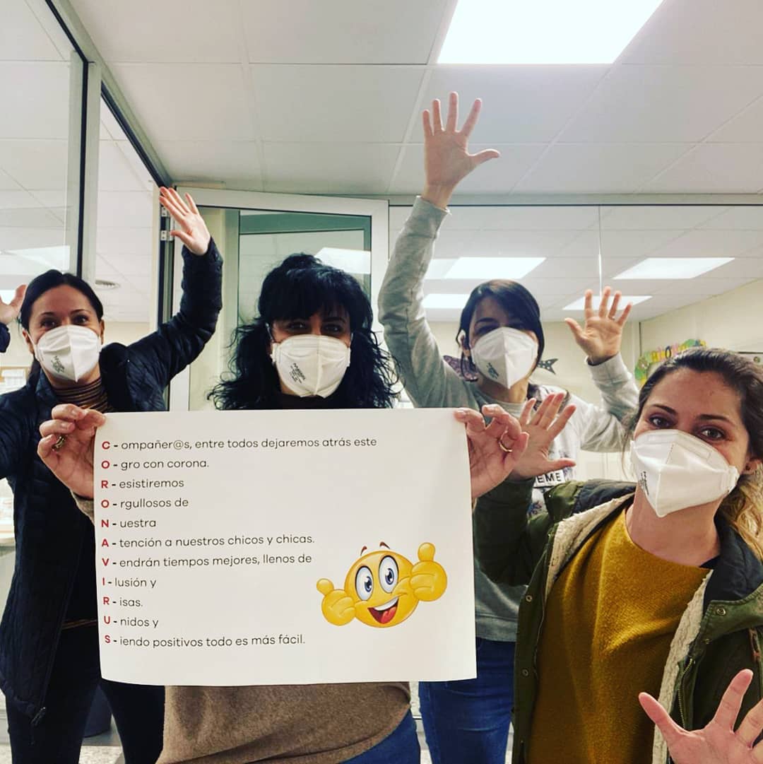 Treballadores de la Fundació enviant un missatge a través de les seves xarxes socials. FOTO: Catalònia Fundació Creactiva