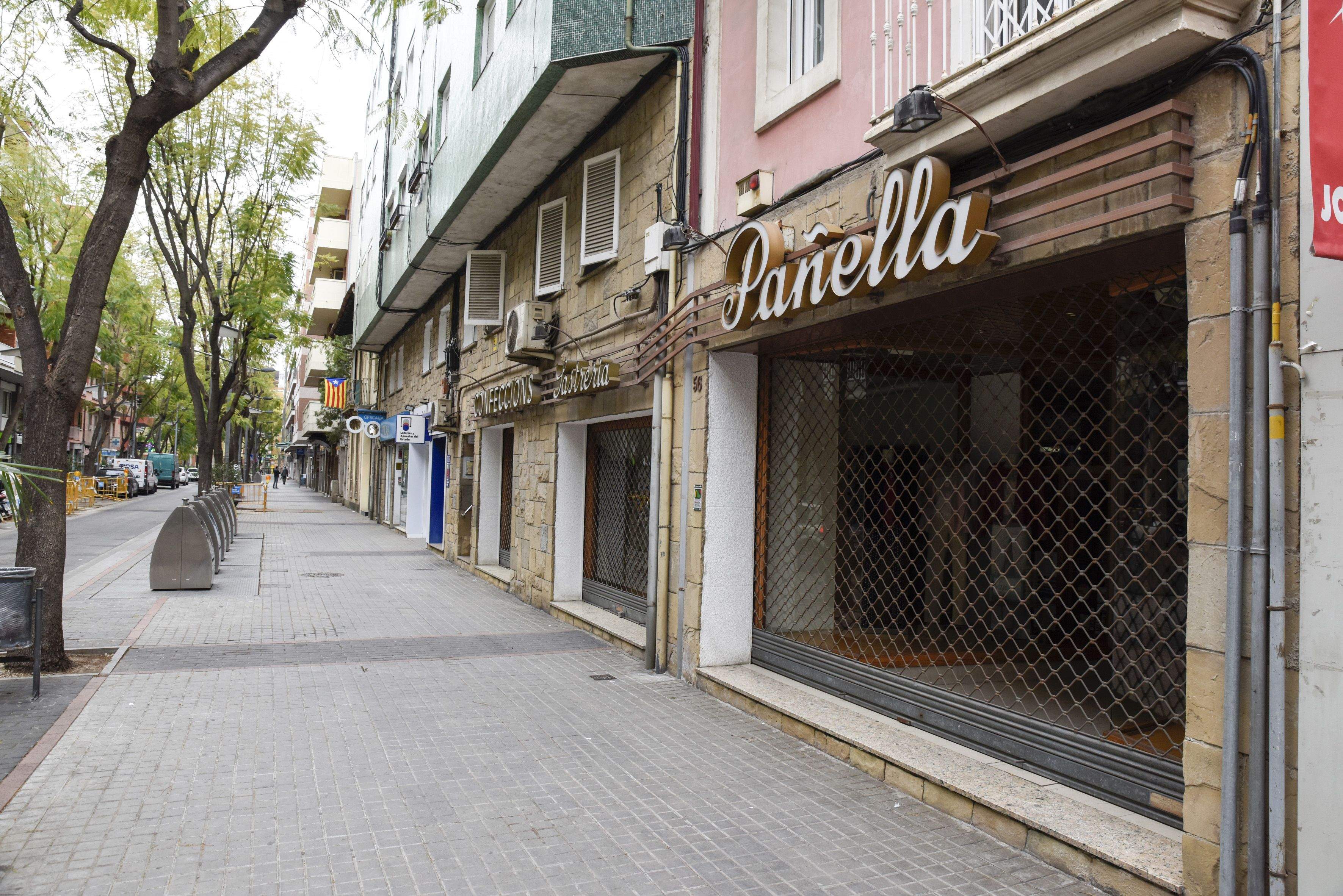 Persianes baixades a l’avinguda Catalunya, un dels eixos comercials de Cerdanyola. FOTO: Bernat Millet