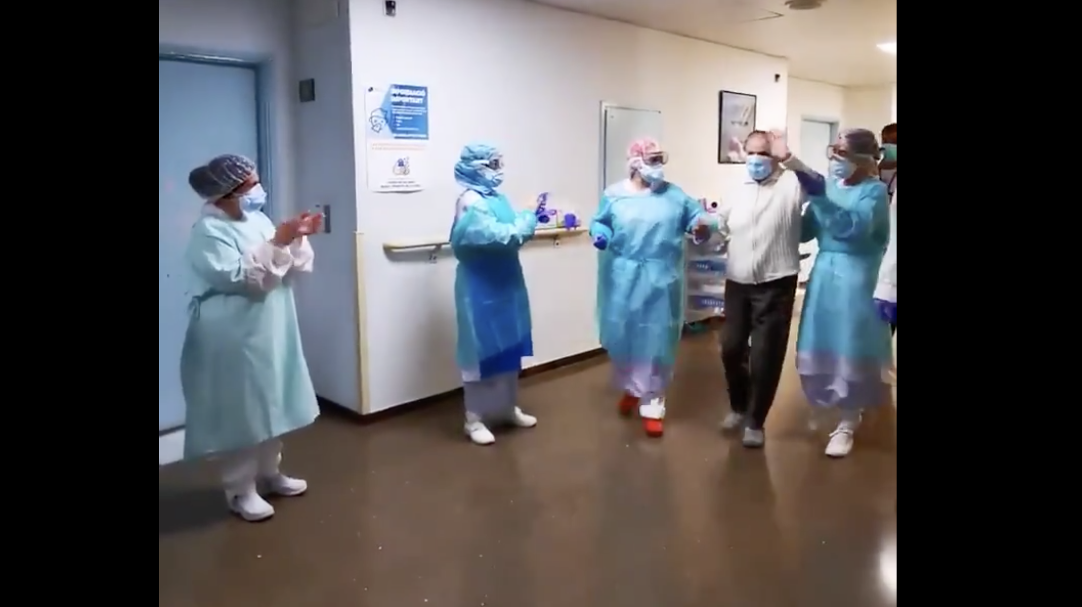 La Maria ha sortir de l'hospital entre aplaudiments. FOTO: Parc Taulí