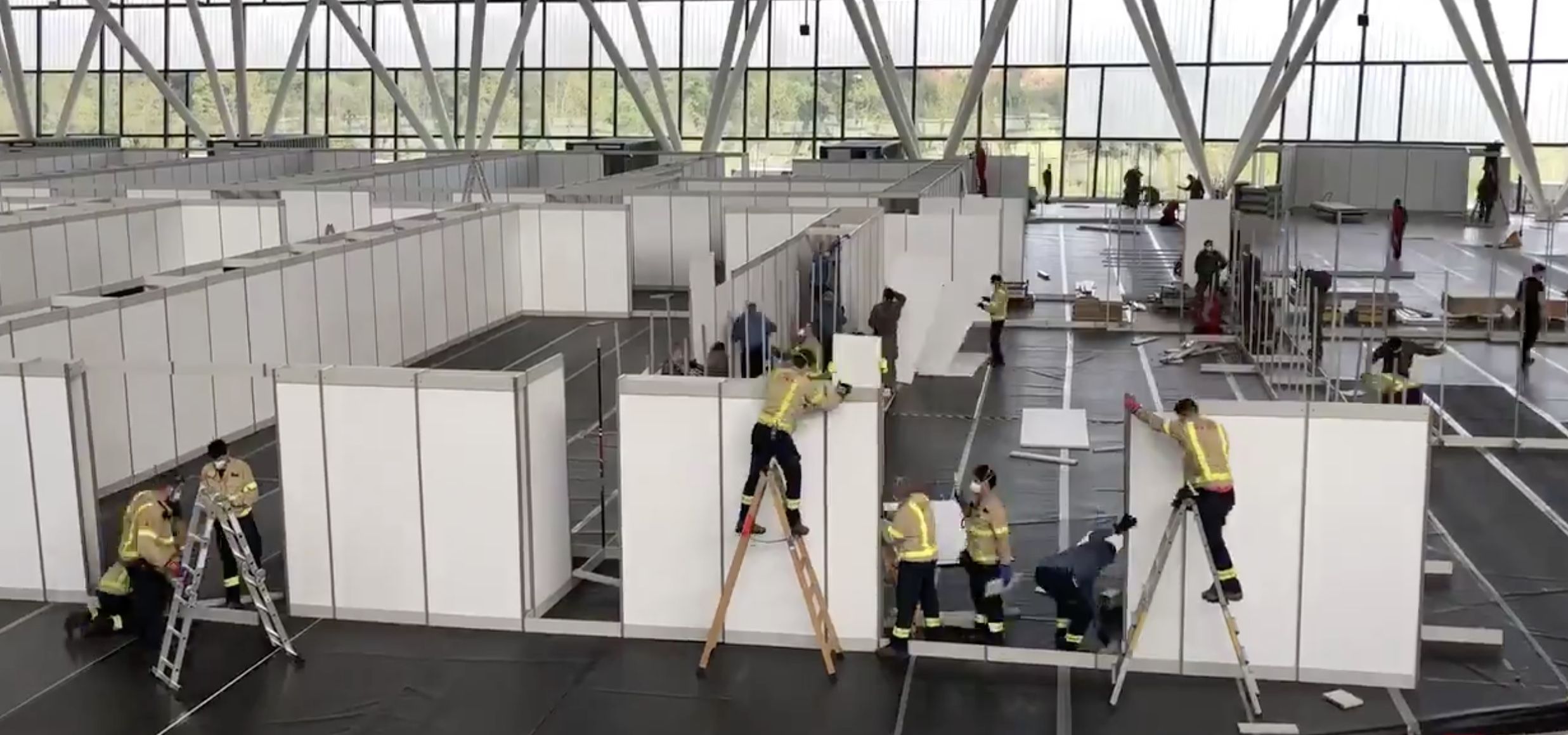 El muntatge del l'hospital de campanya a la pista d'atletisme de Sabadell. FOTO: Ajuntament de Sabadell
