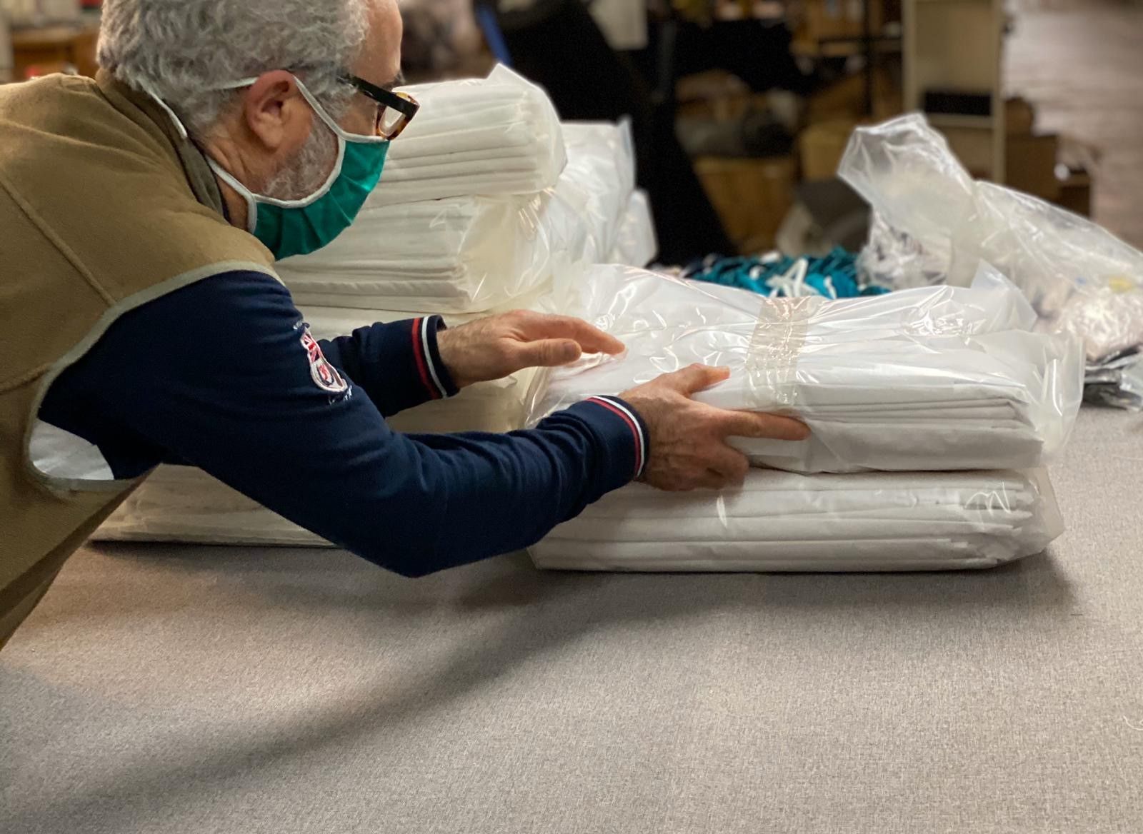 Grassoler ha cedit materials com sofàs i tauletes i ha confeccionat llençols i antifaços. FOTO: Cedida