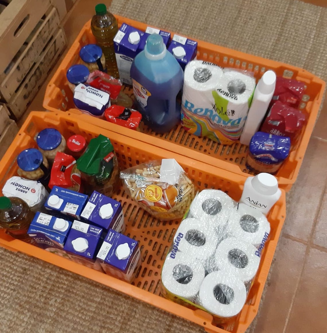 Alguns dels aliments i productes recollits per aquesta nova iniciativa. FOTO: Cedida