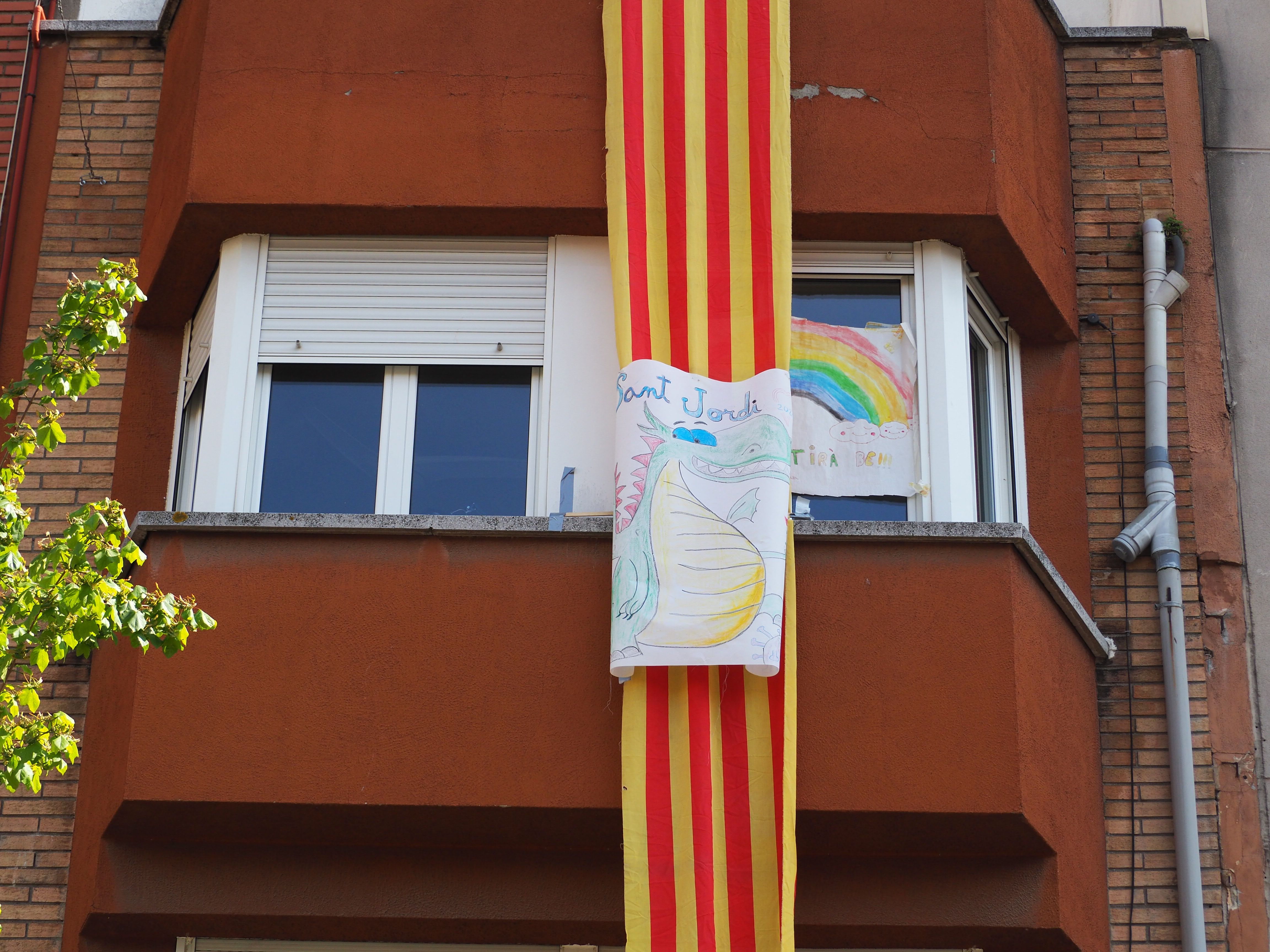 Balcons cerdanyolencs decorats per Sant Jordi. FOTO: Mónica García Moreno