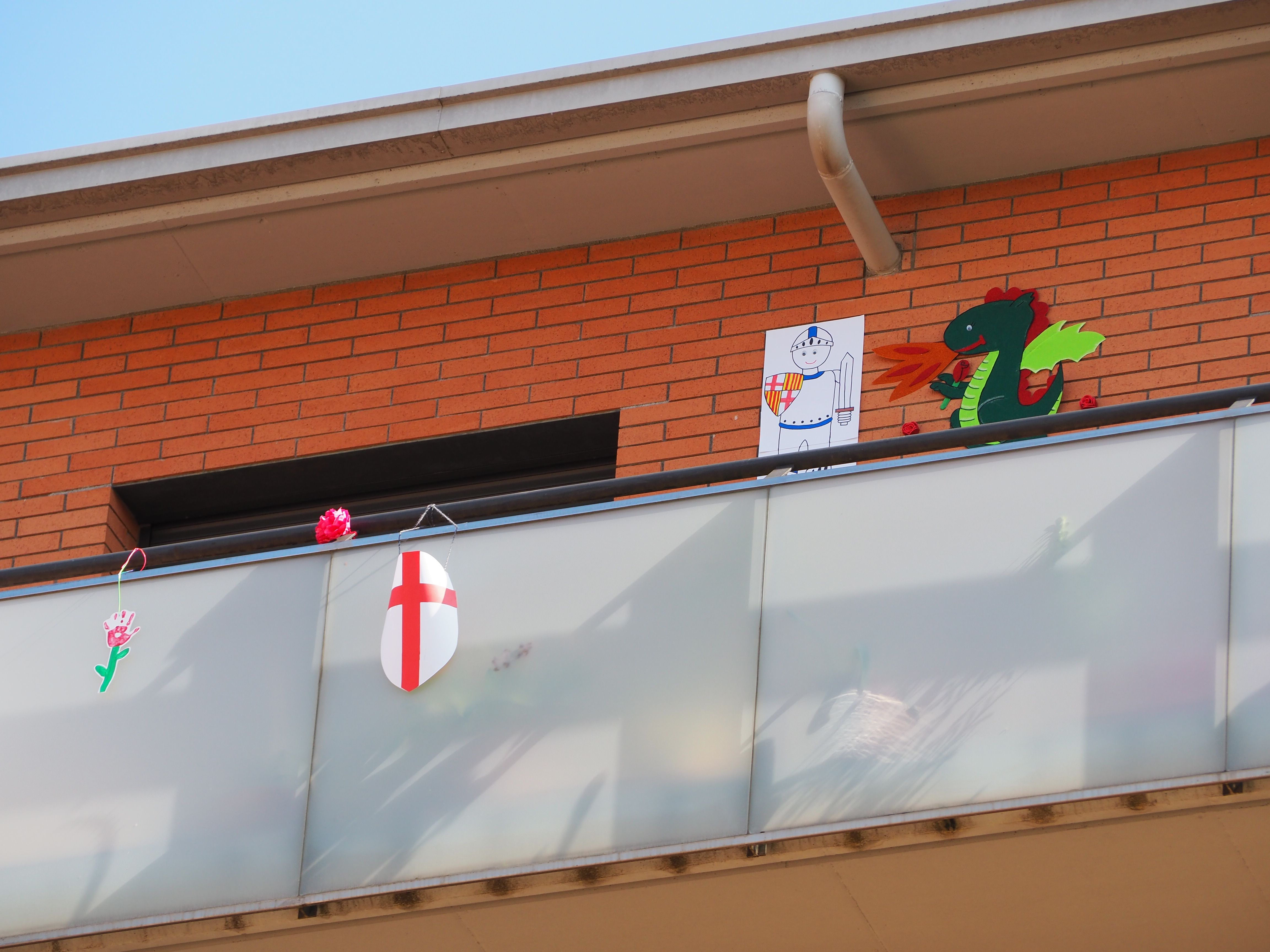 Balcons cerdanyolencs decorats per Sant Jordi. FOTO: Mónica García Moreno