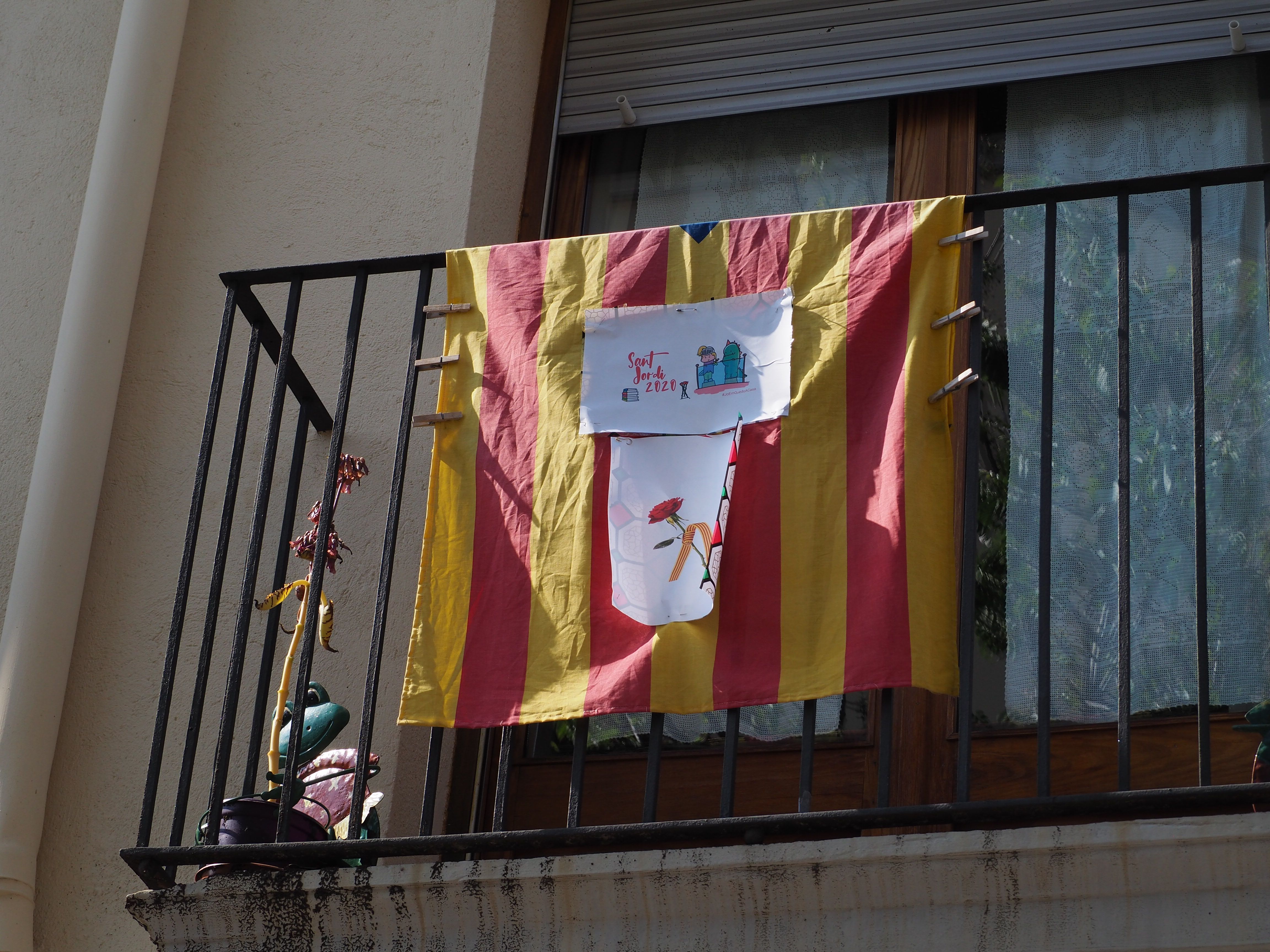 Balcons cerdanyolencs decorats per Sant Jordi. FOTO: Mónica García Moreno