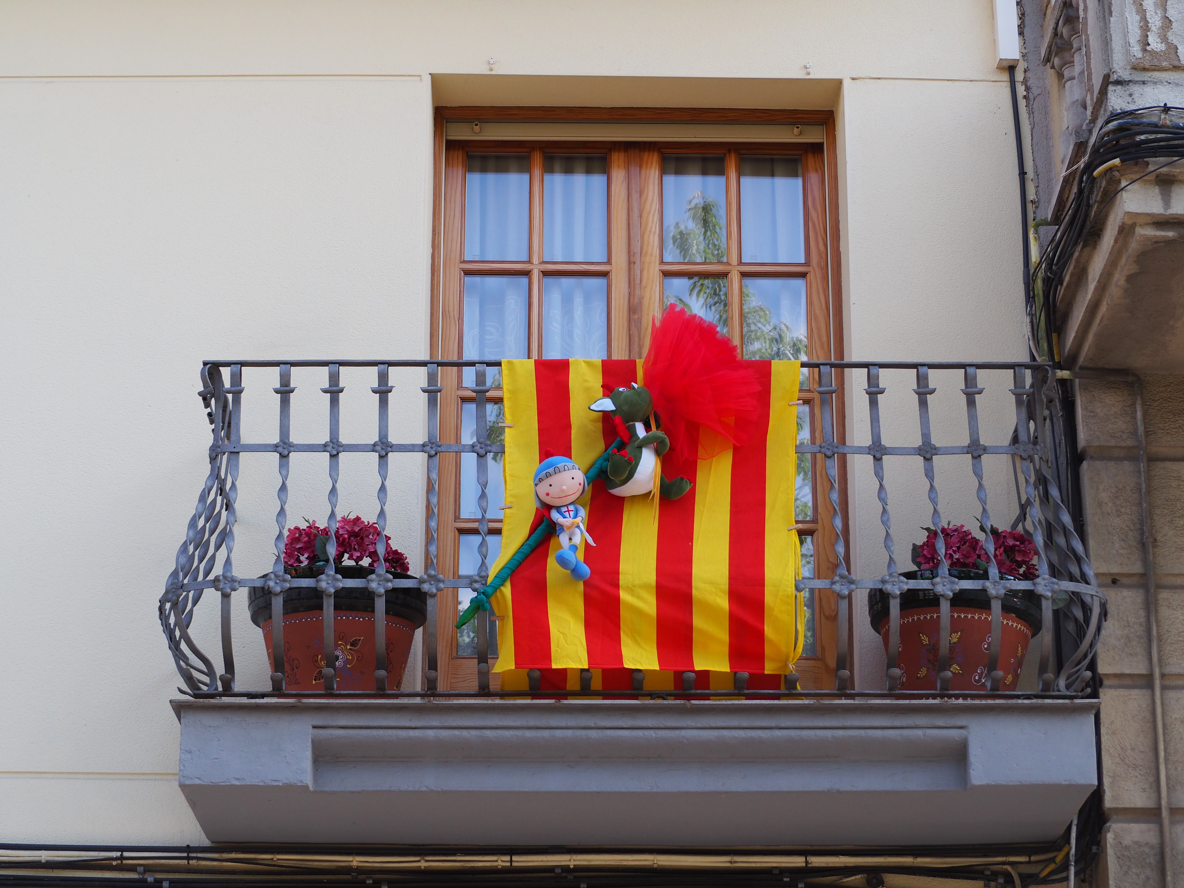 Balcons cerdanyolencs decorats per Sant Jordi. FOTO: Mónica García Moreno