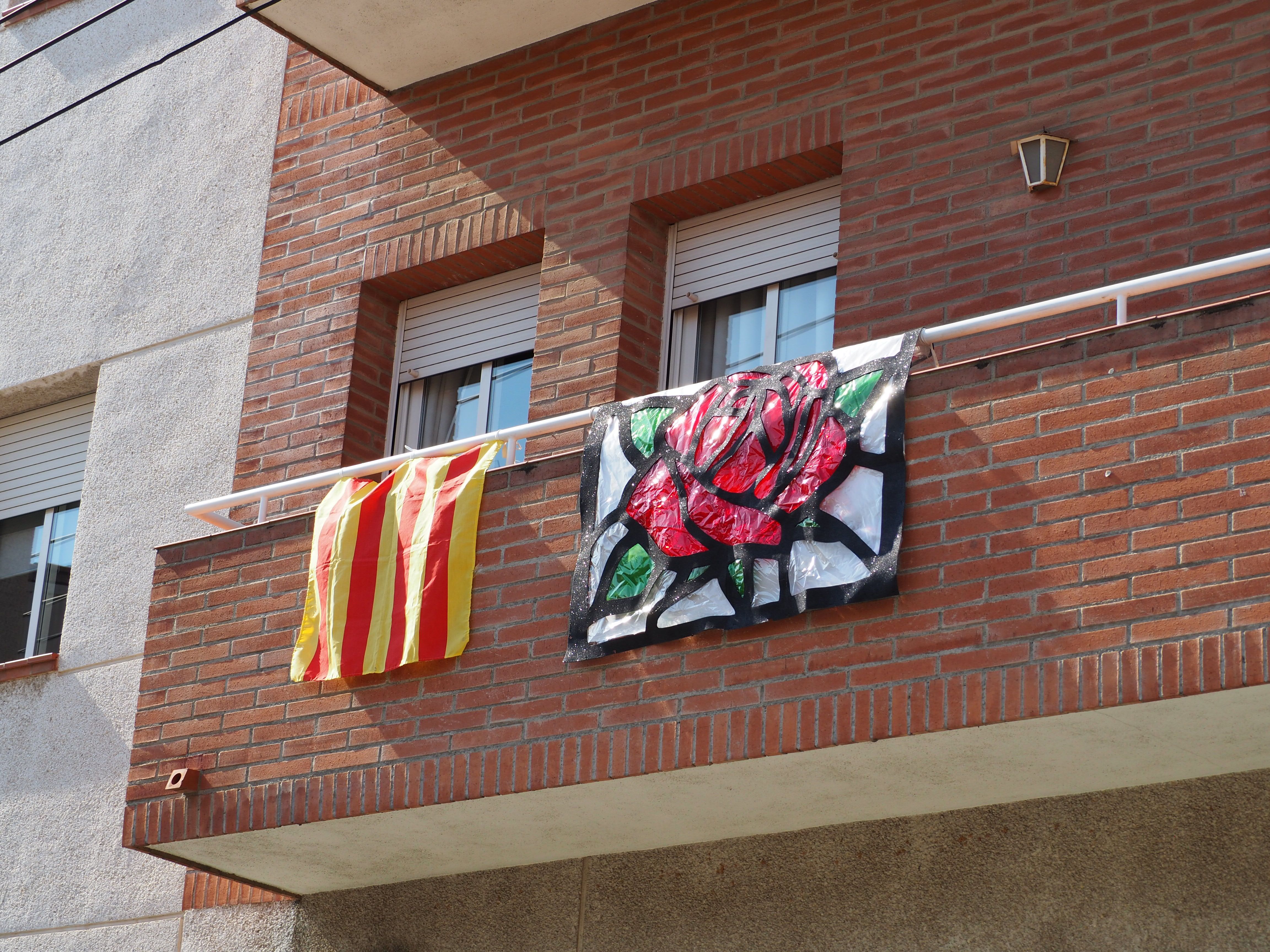 Balcons cerdanyolencs decorats per Sant Jordi. FOTO: Mónica García Moreno