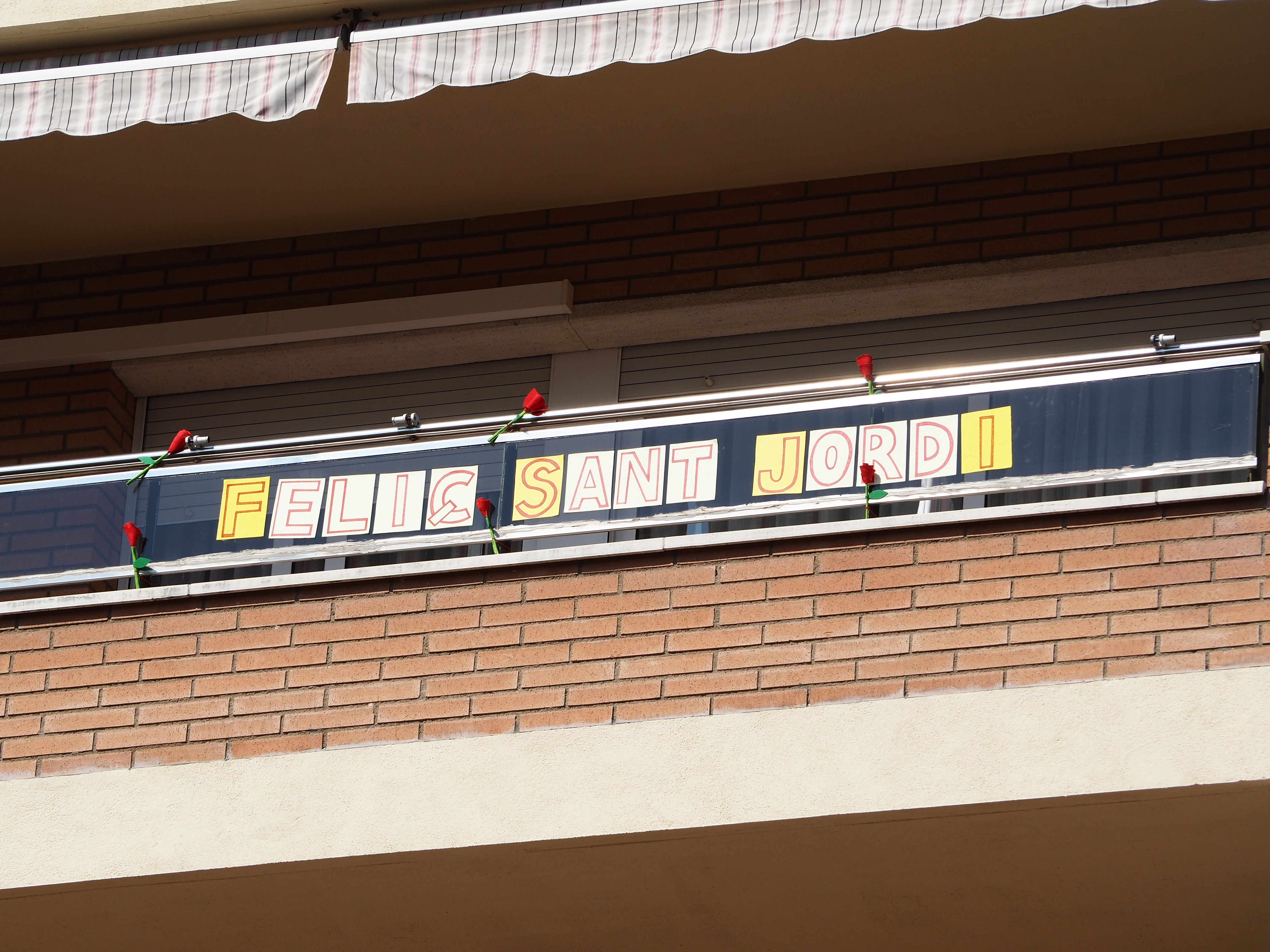 Balcons cerdanyolencs decorats per Sant Jordi. FOTO: Mónica García Moreno