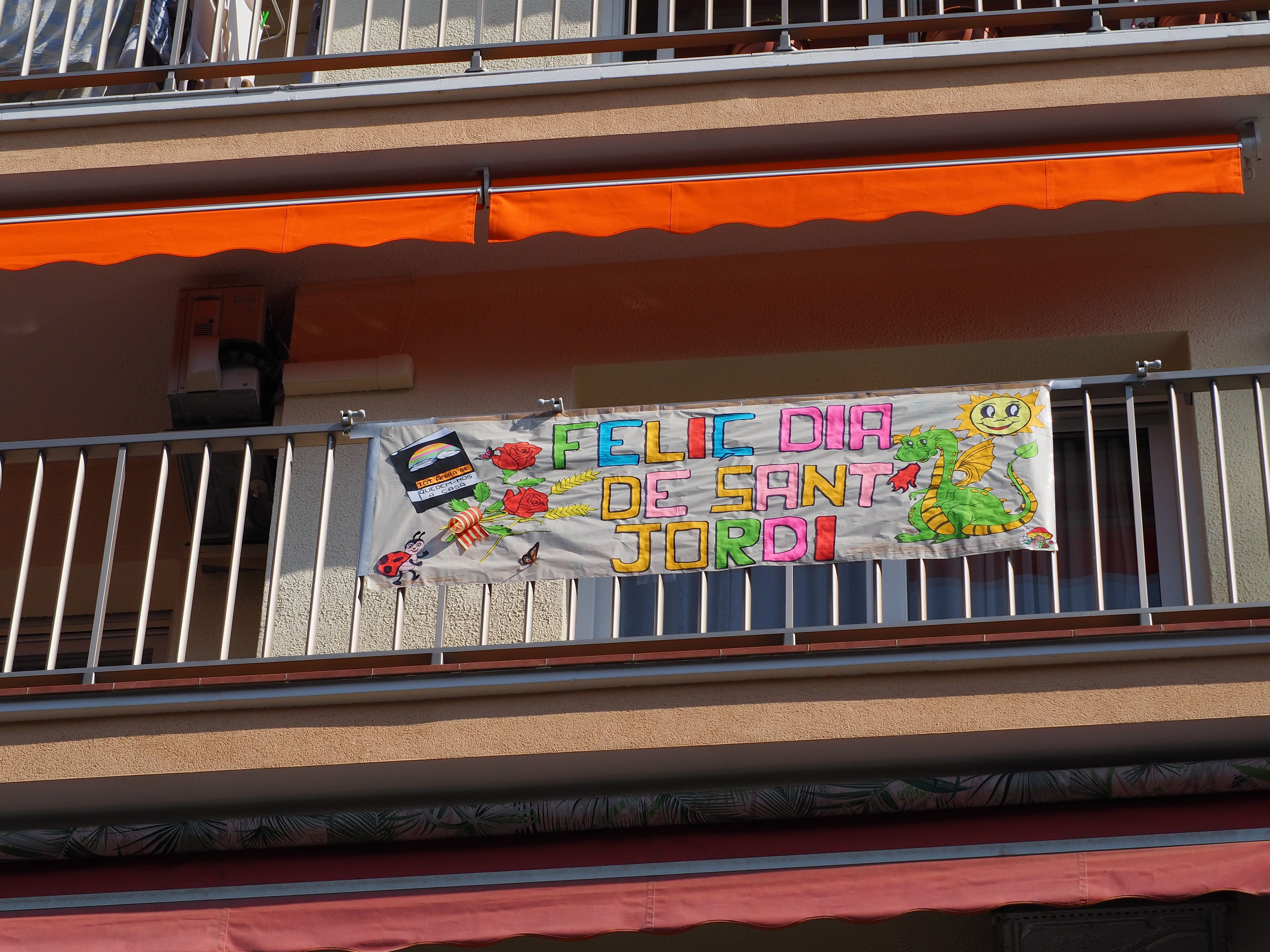 Balcons cerdanyolencs decorats per Sant Jordi. FOTO: Mónica García Moreno