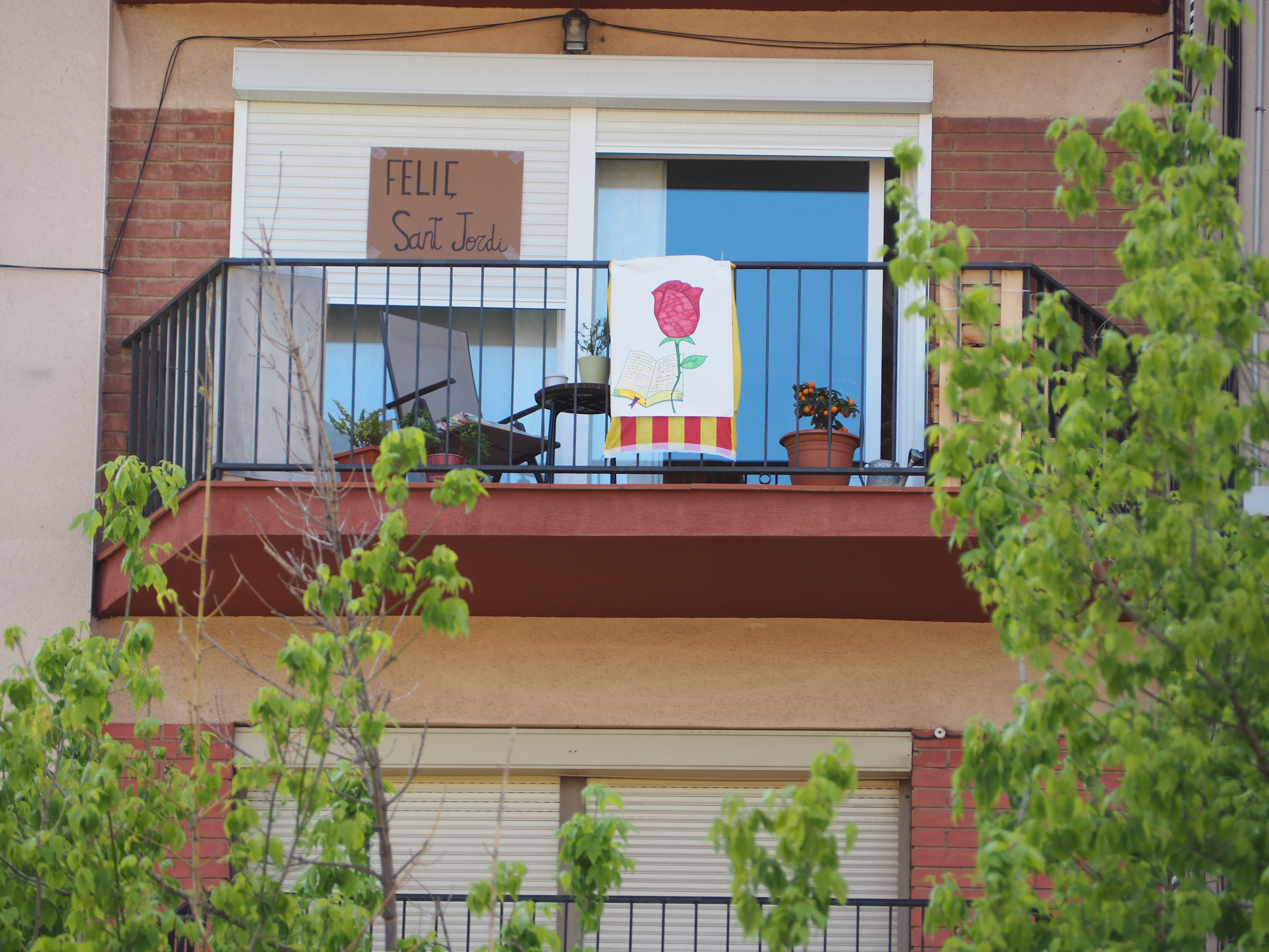 Balcons cerdanyolencs decorats per Sant Jordi. FOTO: Mónica García Moreno