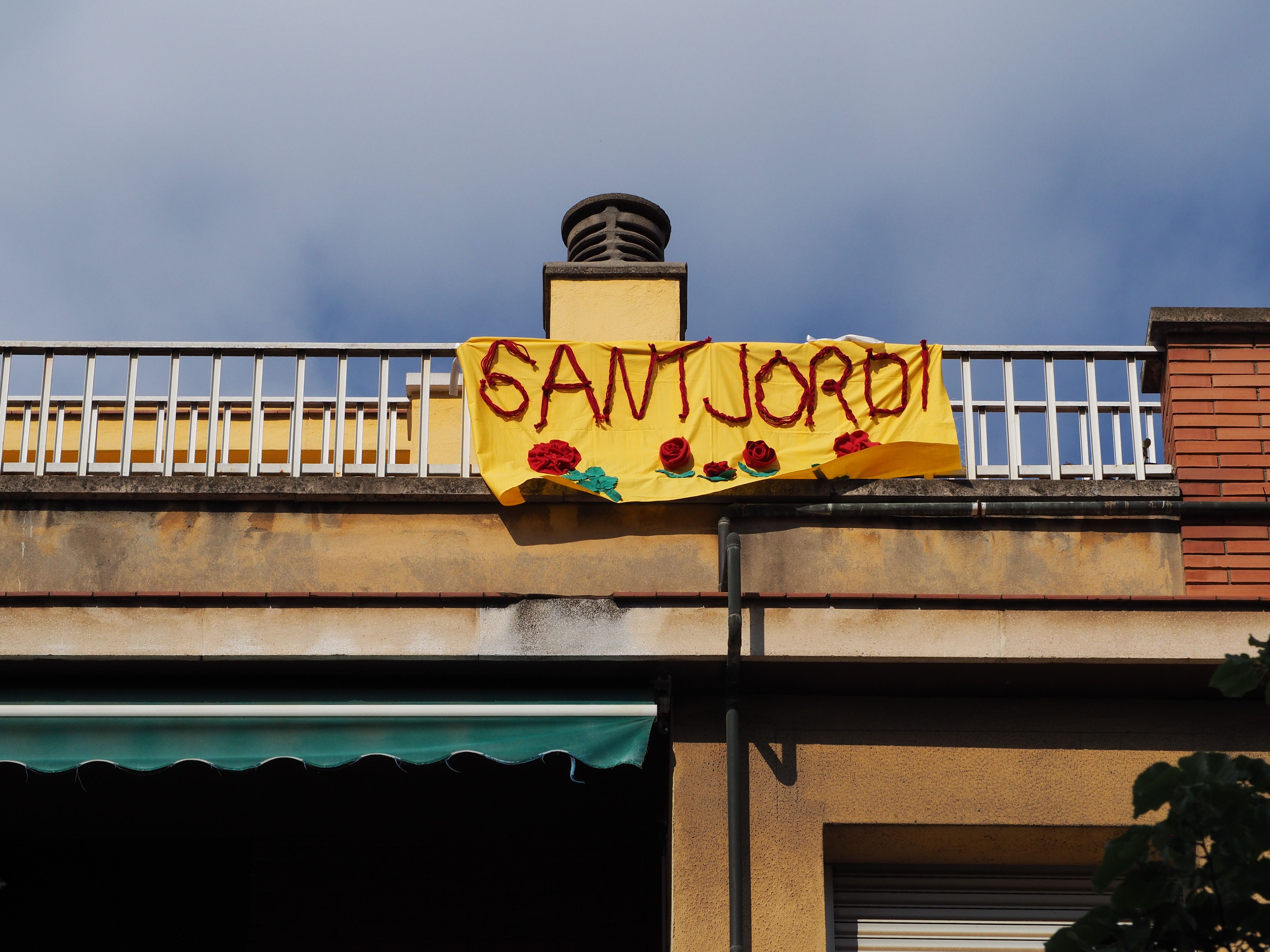 Balcons cerdanyolencs decorats per Sant Jordi. FOTO: Mónica García Moreno