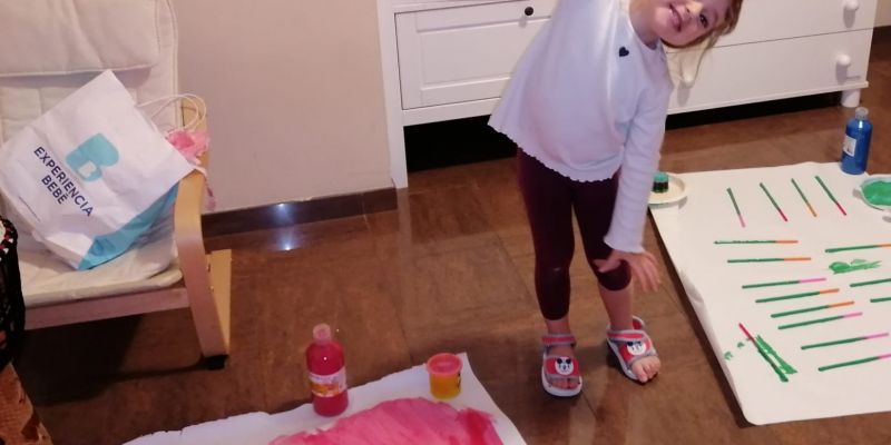 Una jove veïna preparant Sant Jordi. Una jove veïna preparant Sant Jordi.