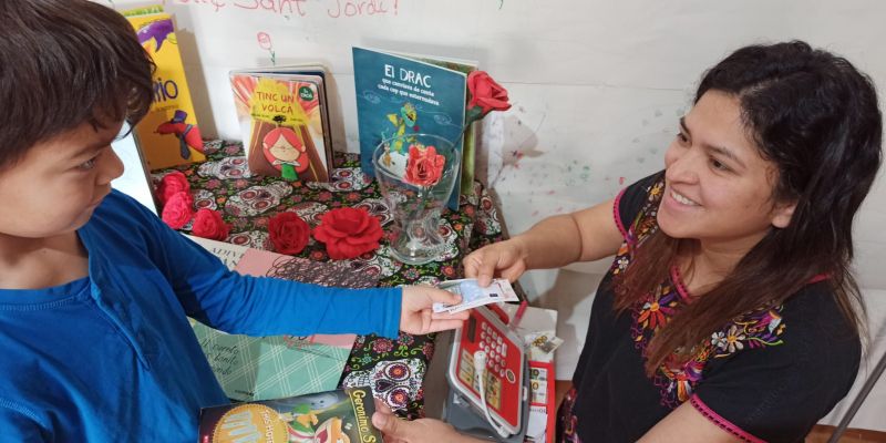 Paradeta de llibres a casa.