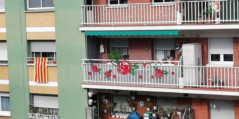 Balcó decorat per Sant Jordi.