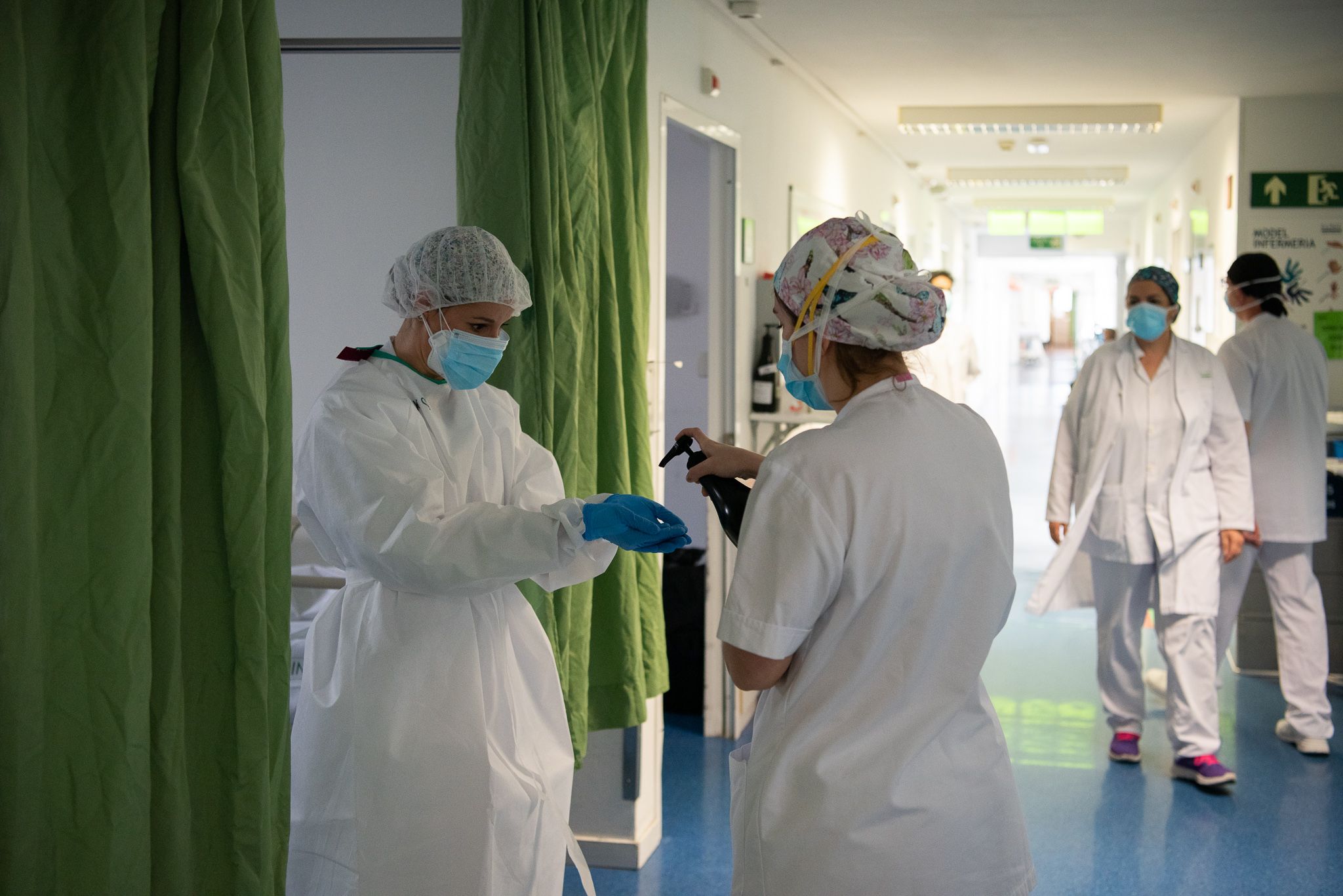 Sanitaris en un hospital català. FOTO: ACN